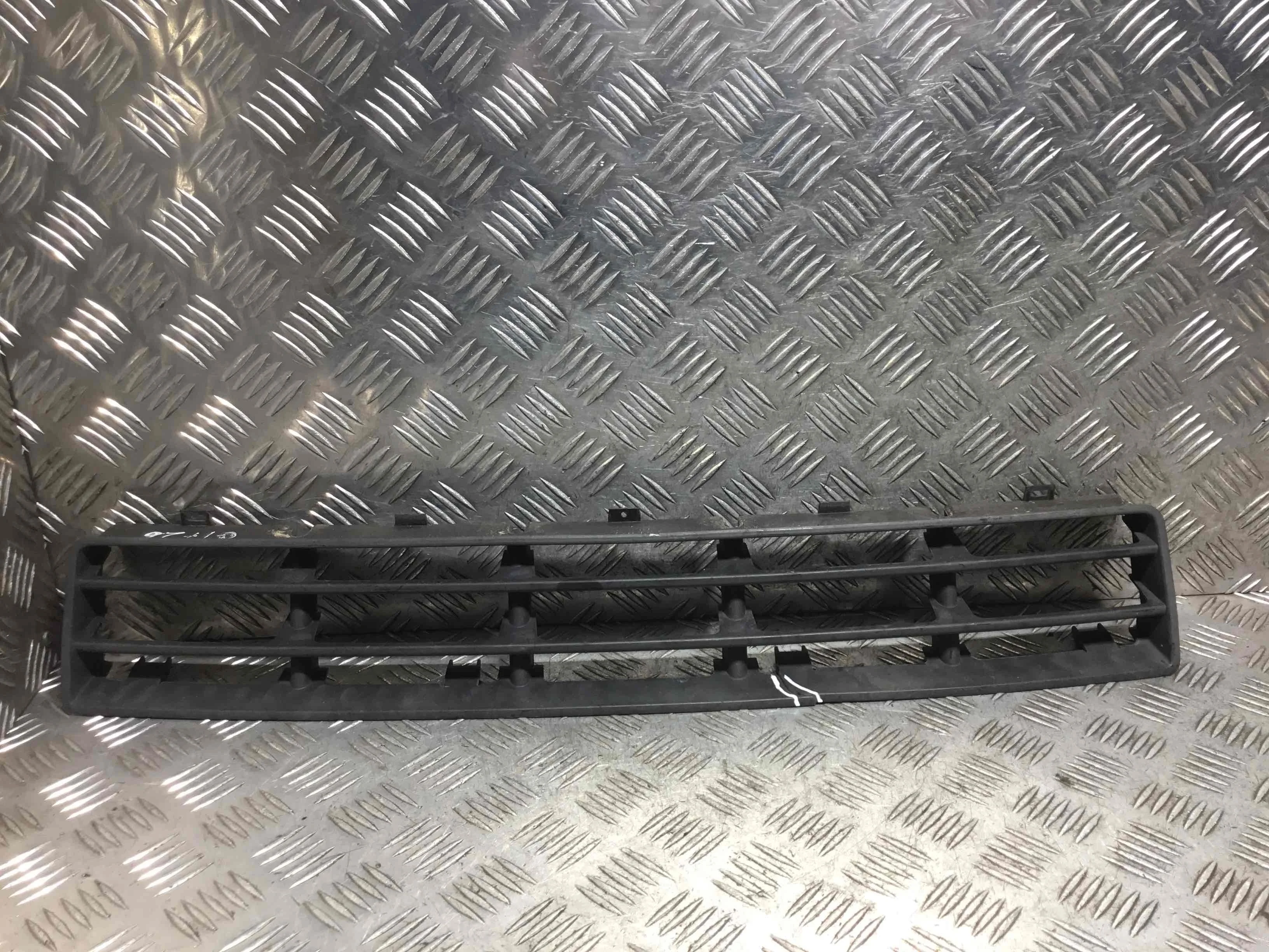 Заглушка (решетка) в бампер передний Volkswagen Golf 4 поколение (1997-2004) бензин 1.6 i Механика Х/б