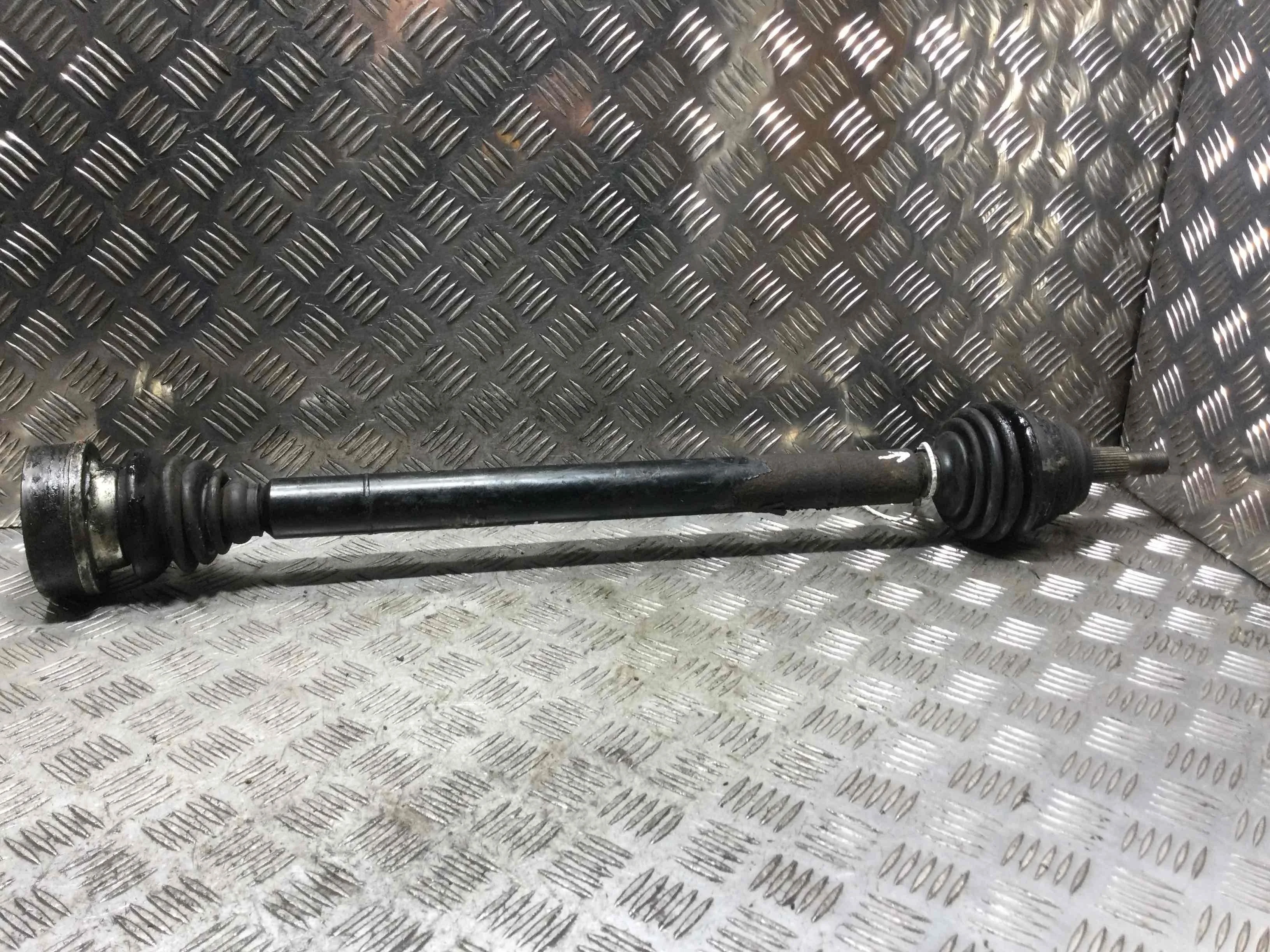 Полуось передняя правая (приводной вал, ШРУС) Audi A3 8P (2003-2005) дизель 1.9 TDI Механика Х/б