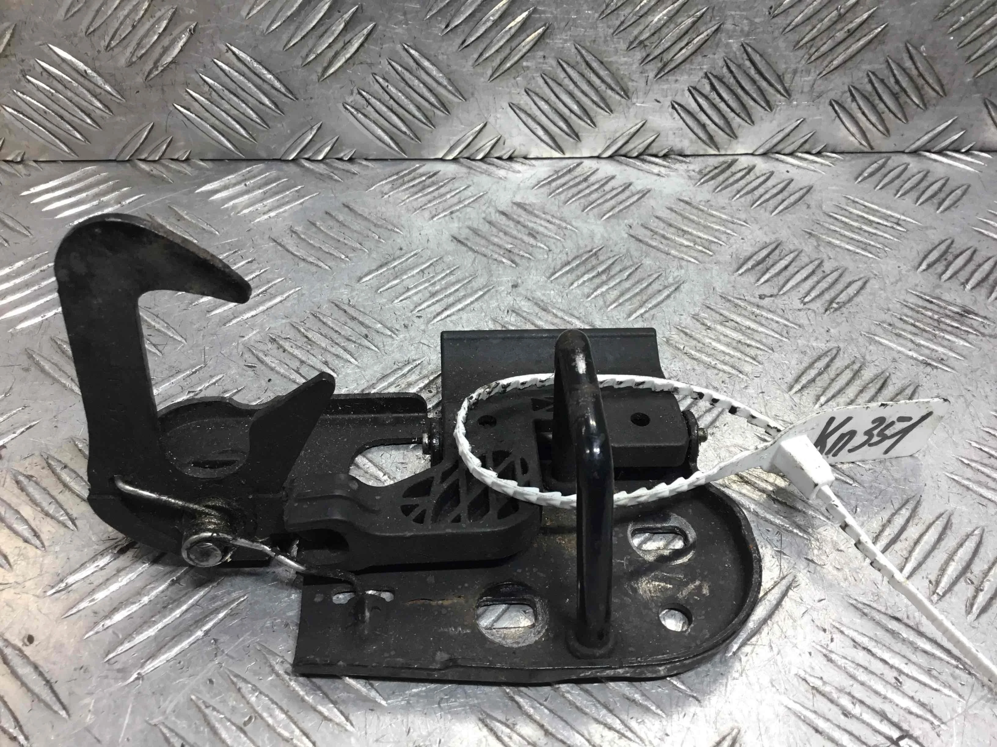 Крюк капота Volkswagen Golf Plus 1 поколение (2005-2009) бензин 1.6 i Механика Х/б