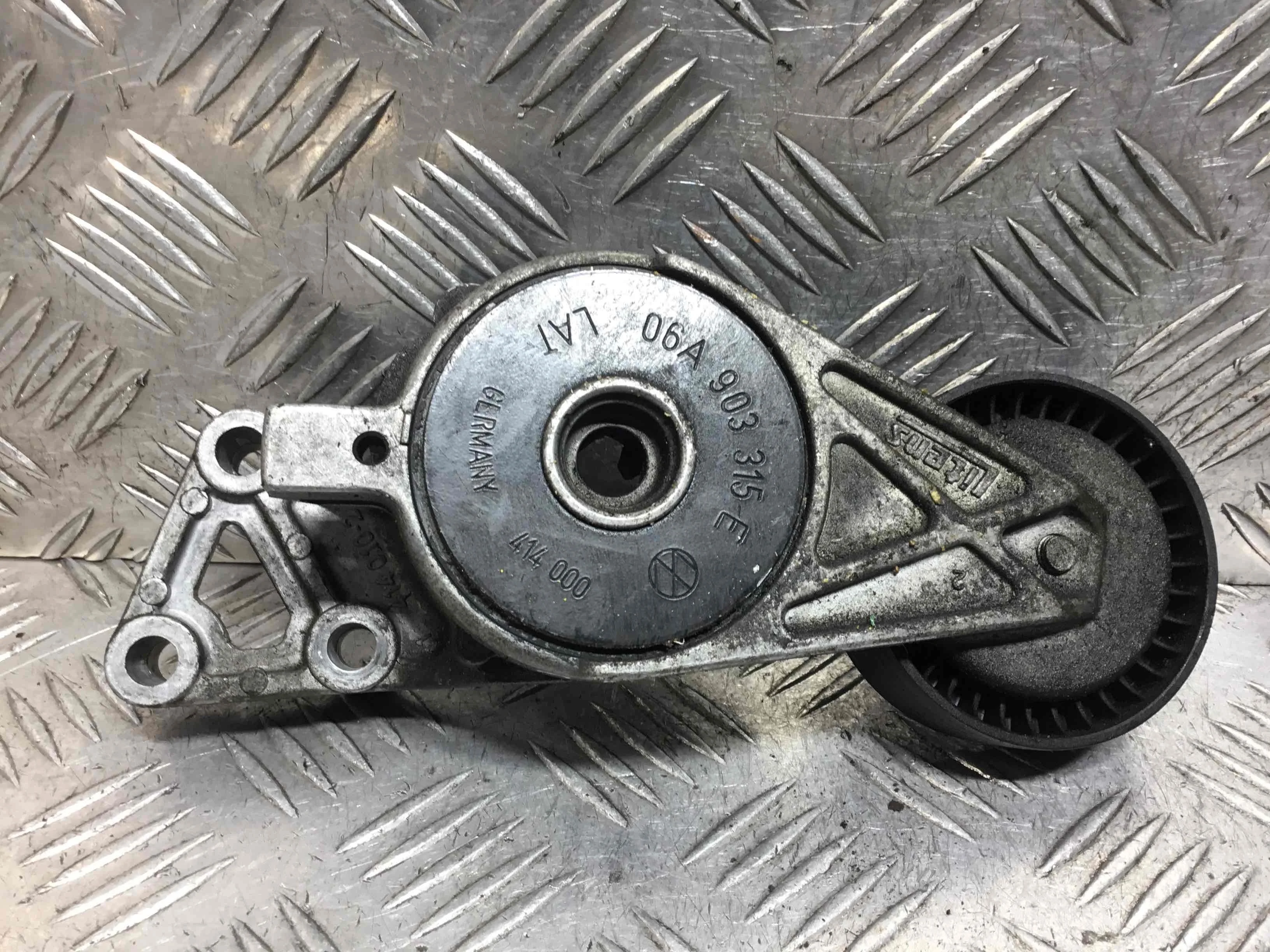 Натяжитель ремня генератора Volkswagen Golf 4 поколение (1997-2004) бензин 2.0 i Механика Х/б