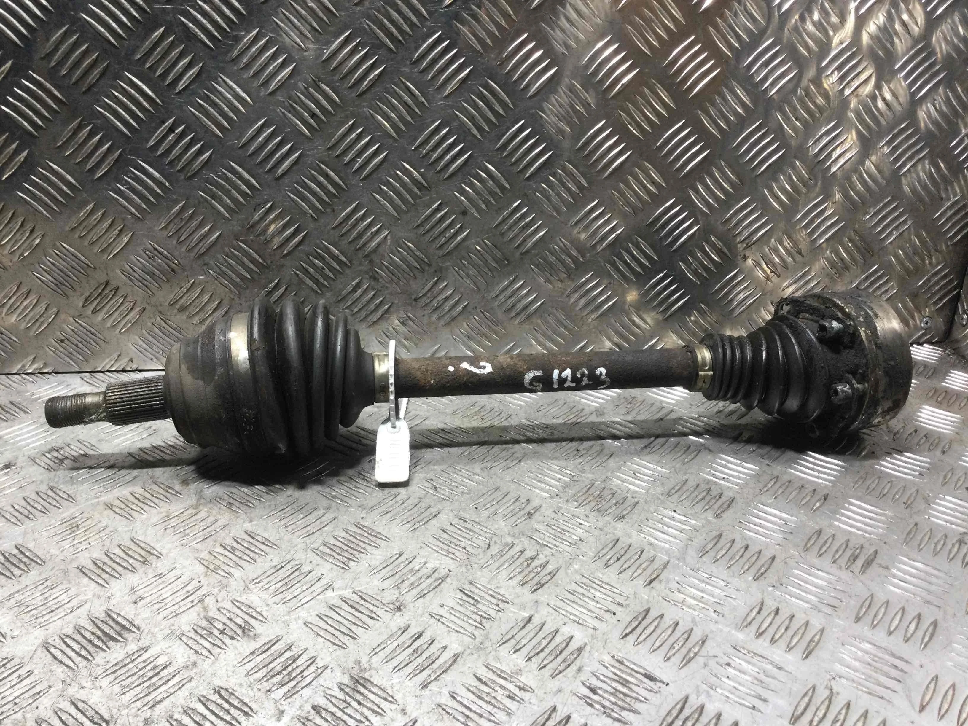 Полуось передняя левая (приводной вал, ШРУС) Audi A4 B5 (1994-1999) бензин 1.6 i Механика Седан