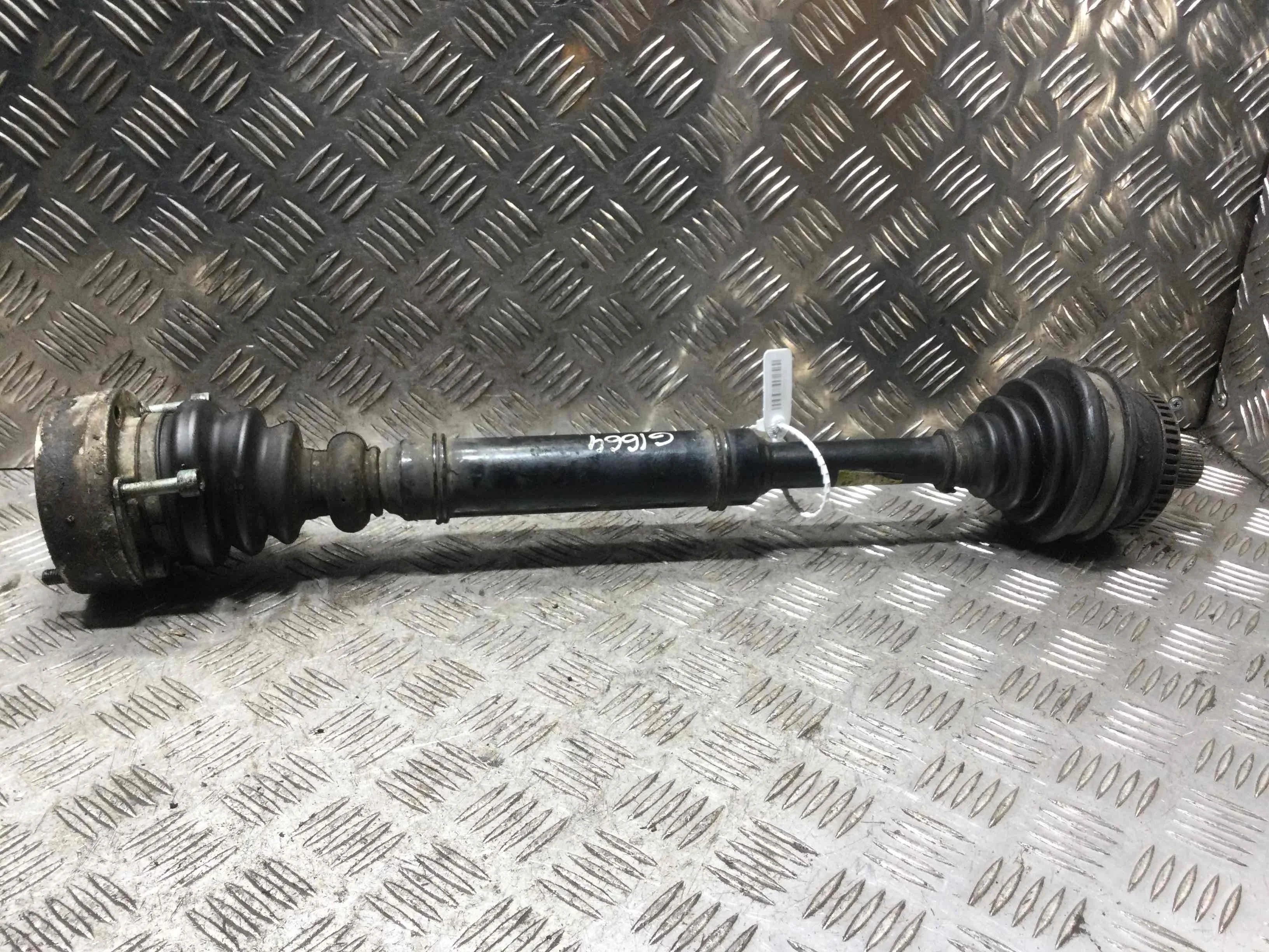 Полуось передняя левая (приводной вал, ШРУС) Audi A4 B5 (1994-1999) бензин 1.6 i Механика Седан