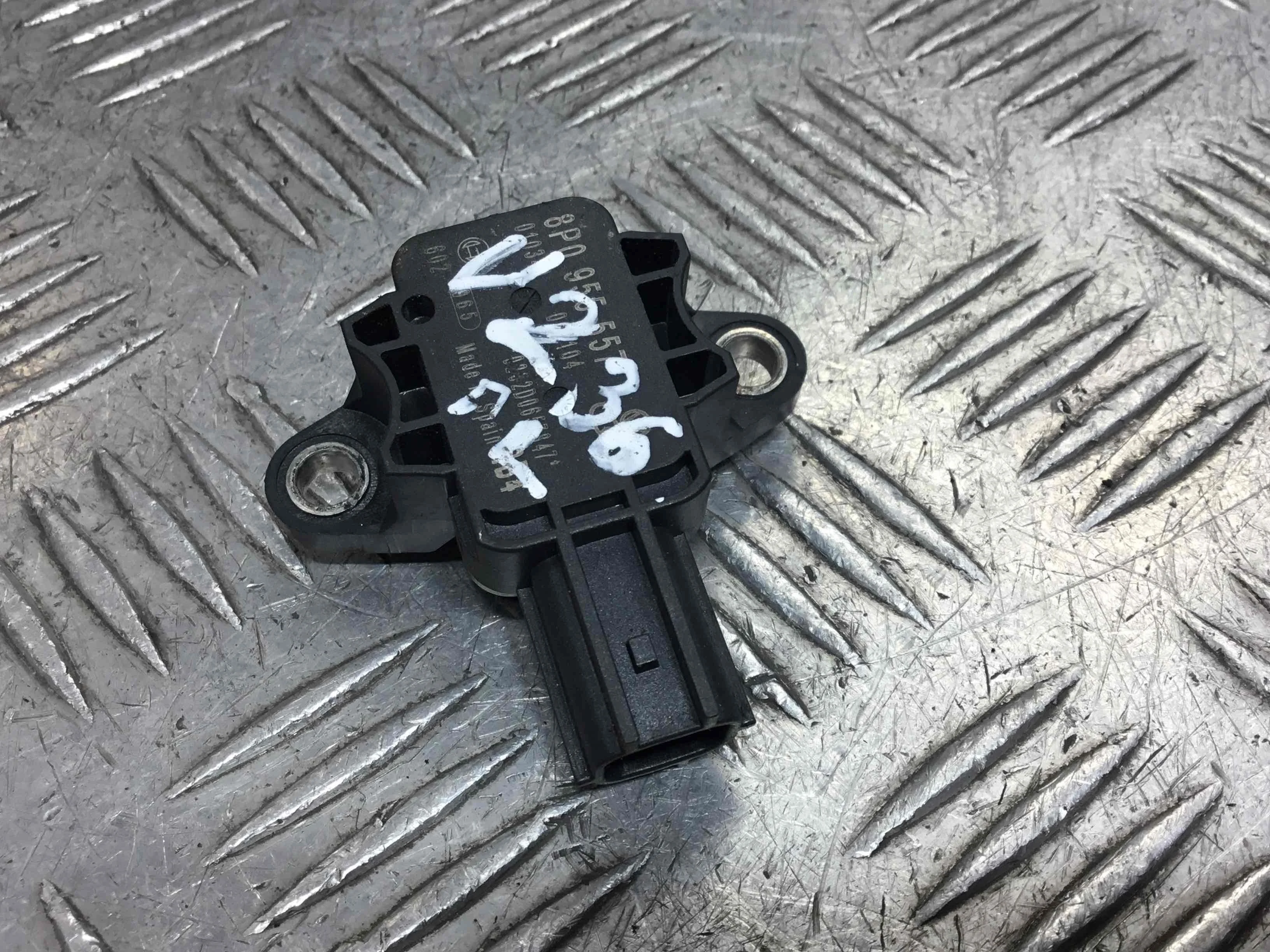 Датчик удара Audi A4 B7 (2004-2008) дизель 3.0 TDI Механика Седан