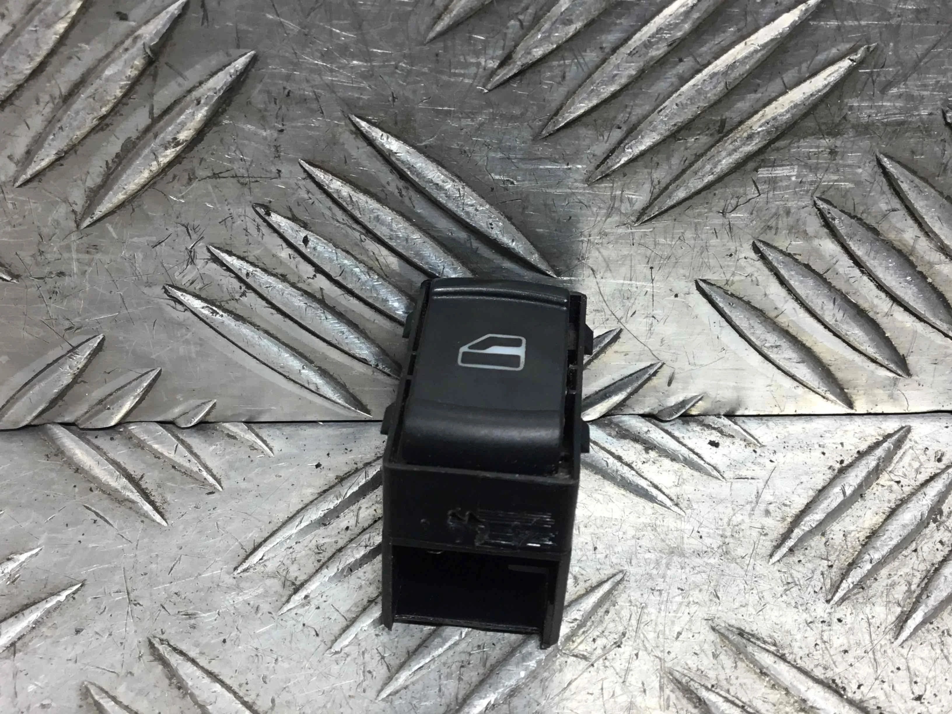 Кнопка стеклоподъемника переднего правого Volkswagen Passat B5 (1996-2000) дизель 1.9 TDI Автомат Универсал