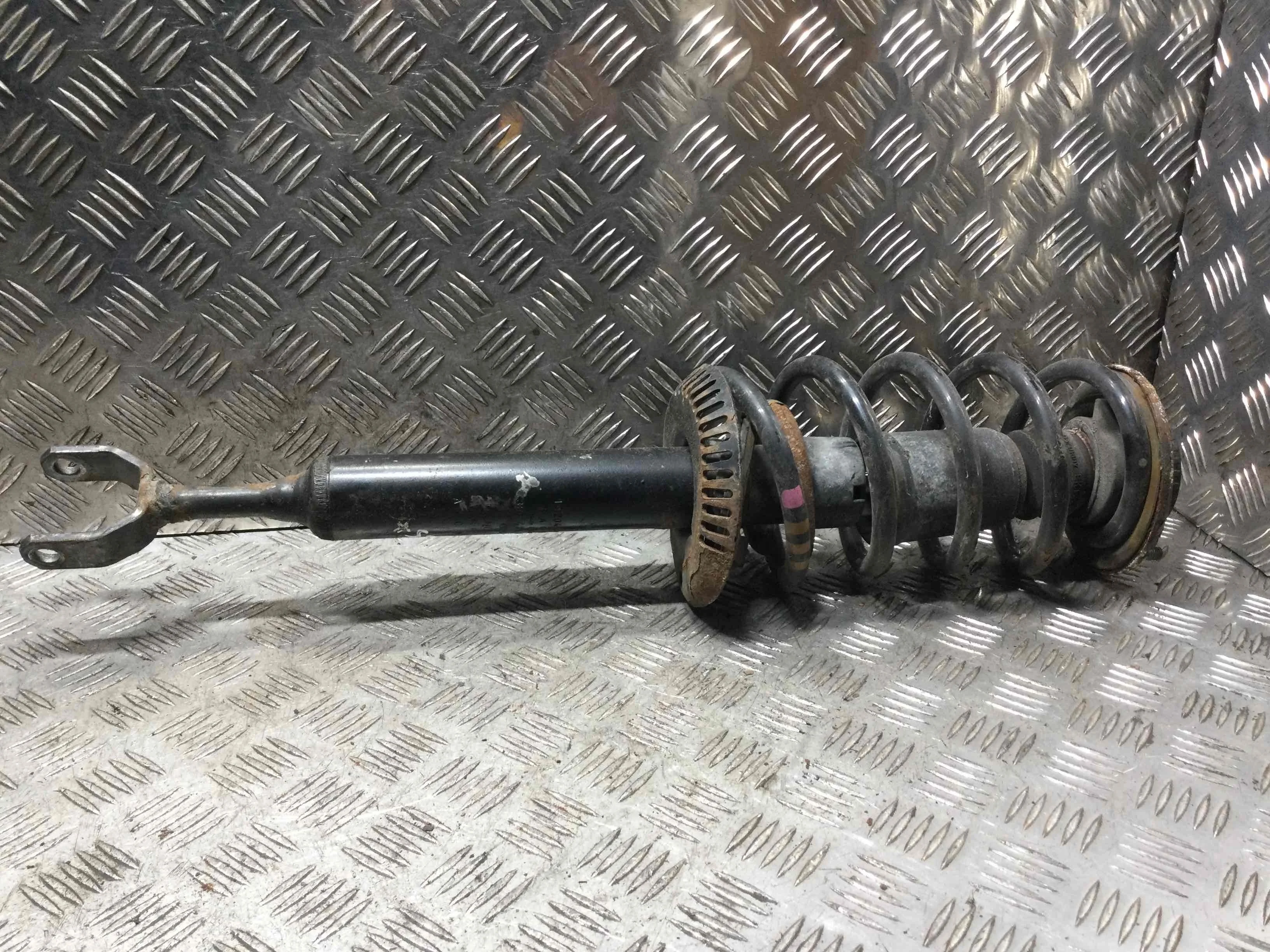 Стойка передняя левая Volkswagen Passat B5+ [рестайлинг] (2000-2005) бензин 1.6 i Механика Универсал