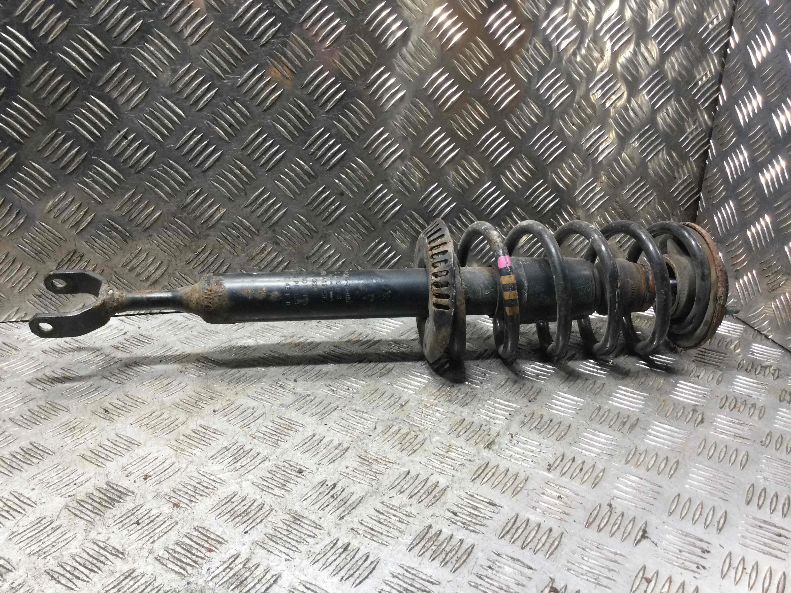 Стойка передняя правая Volkswagen Passat B5+ [рестайлинг] (2000-2005) бензин 1.6 i Механика Универсал