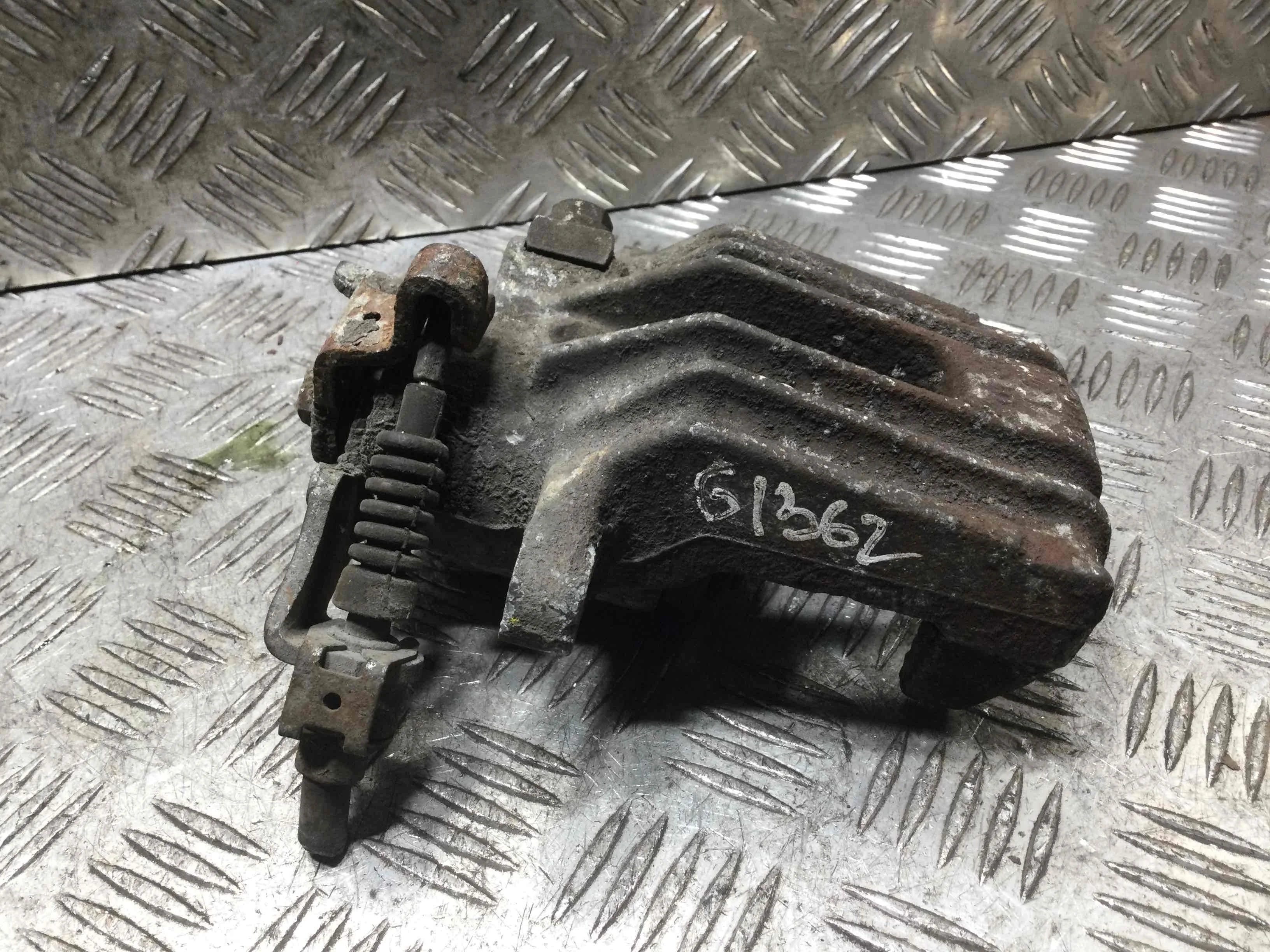 Суппорт задний правый Volkswagen Bora Bora (1J) 1998 - 2005 бензин 1.6 i Механика Седан