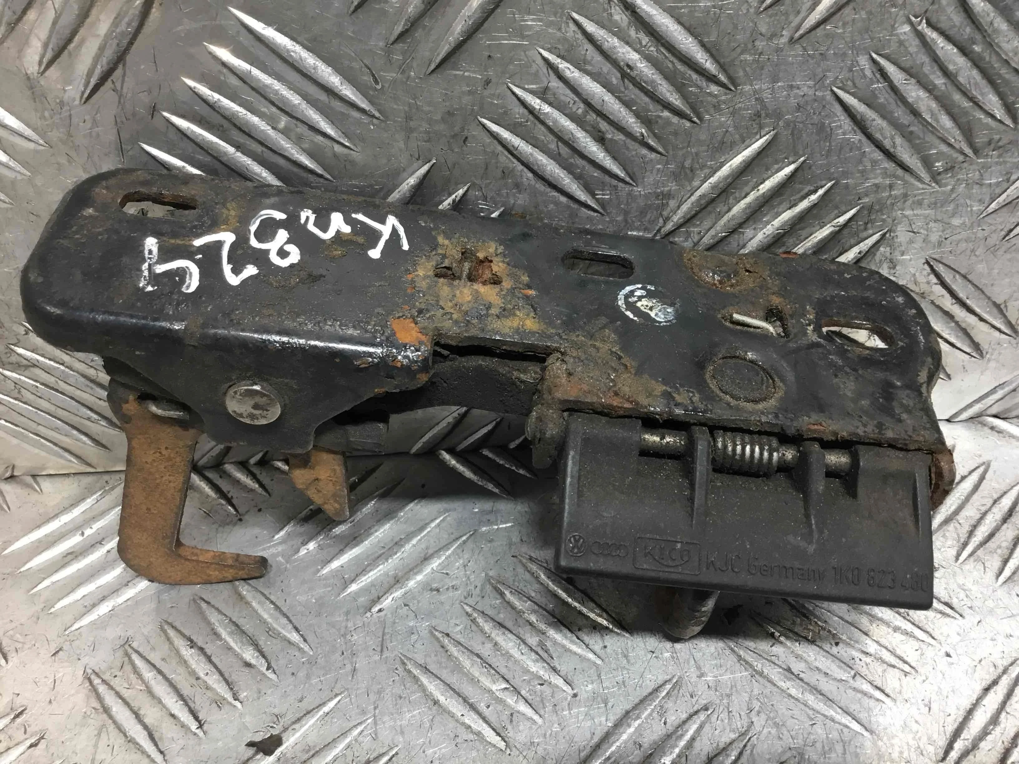 Крюк капота Volkswagen Golf 5 поколение (2004-2009) бензин 1.4 i Механика Х/б