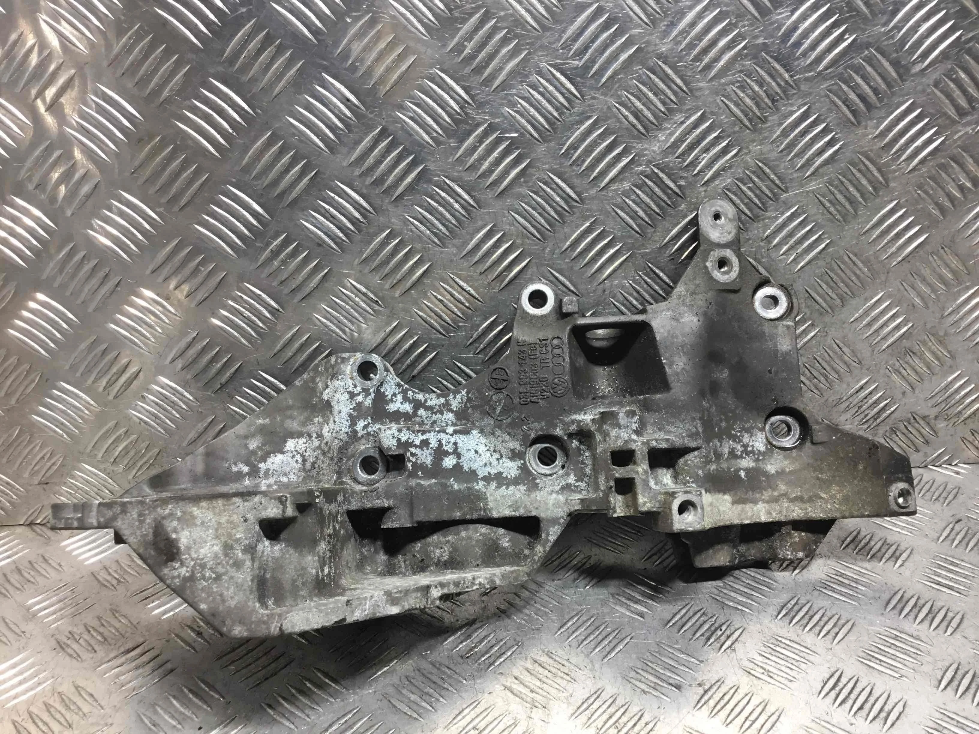 Кронштейн генератора Volkswagen Passat B6 (2005-2010) дизель 1.6 TDI Механика Универсал