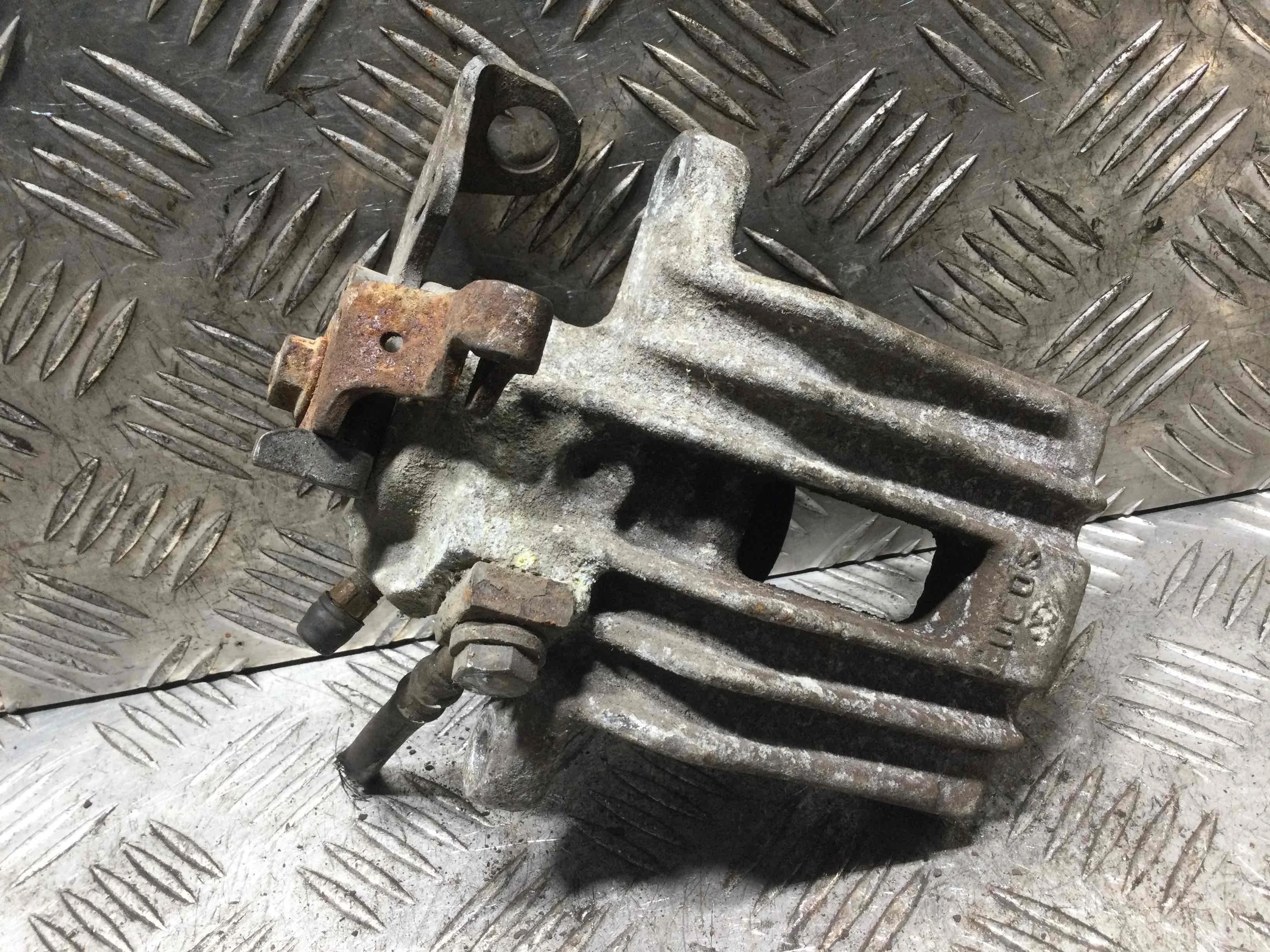 Суппорт задний левый Audi A3 8P (2003-2005) бензин 2.0 i Механика Х/б