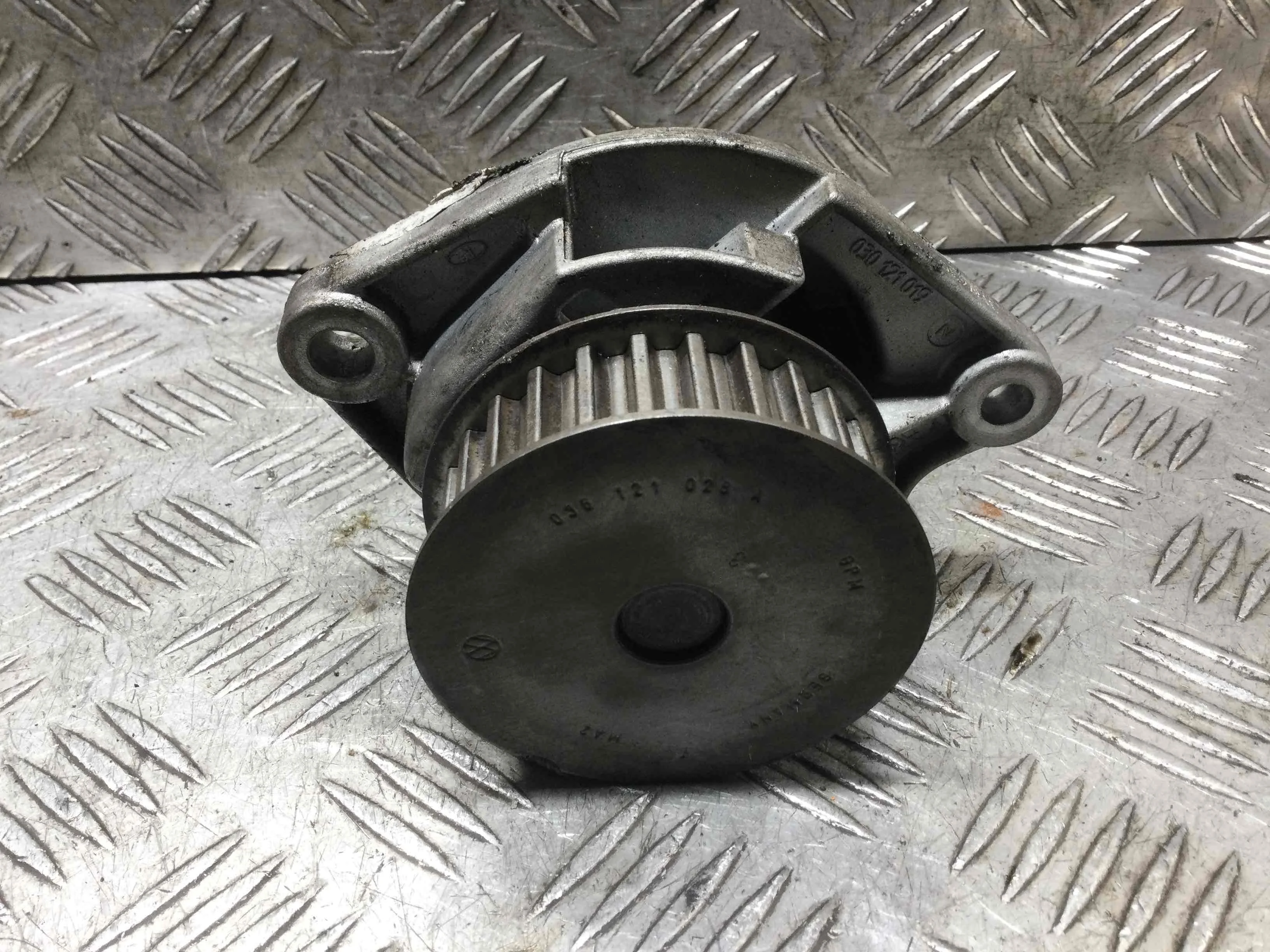 Помпа Volkswagen Golf 4 поколение (1997-2004) бензин 1.4 i Механика Х/б