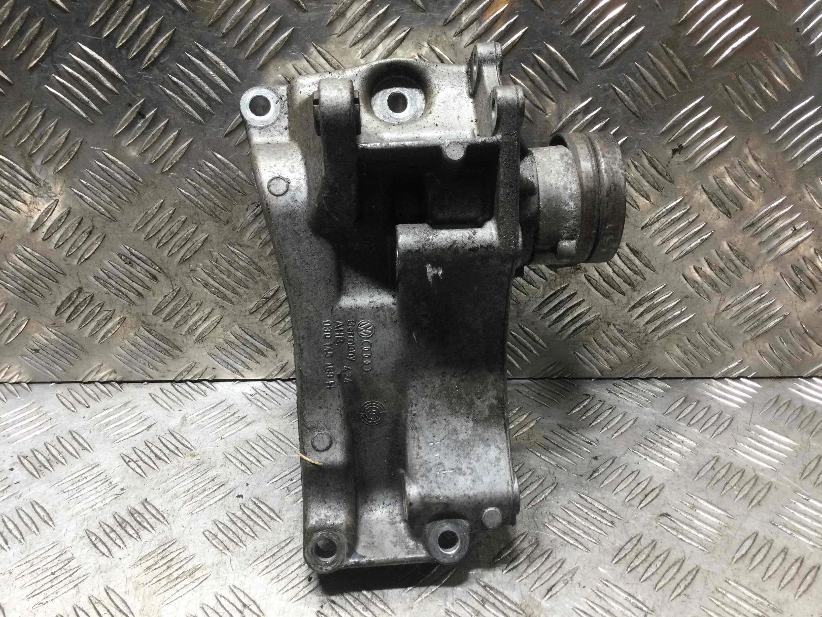 Кронштейн генератора Audi A6 C5/4B (1997-2004) дизель 2.5 TDI Автомат Универсал