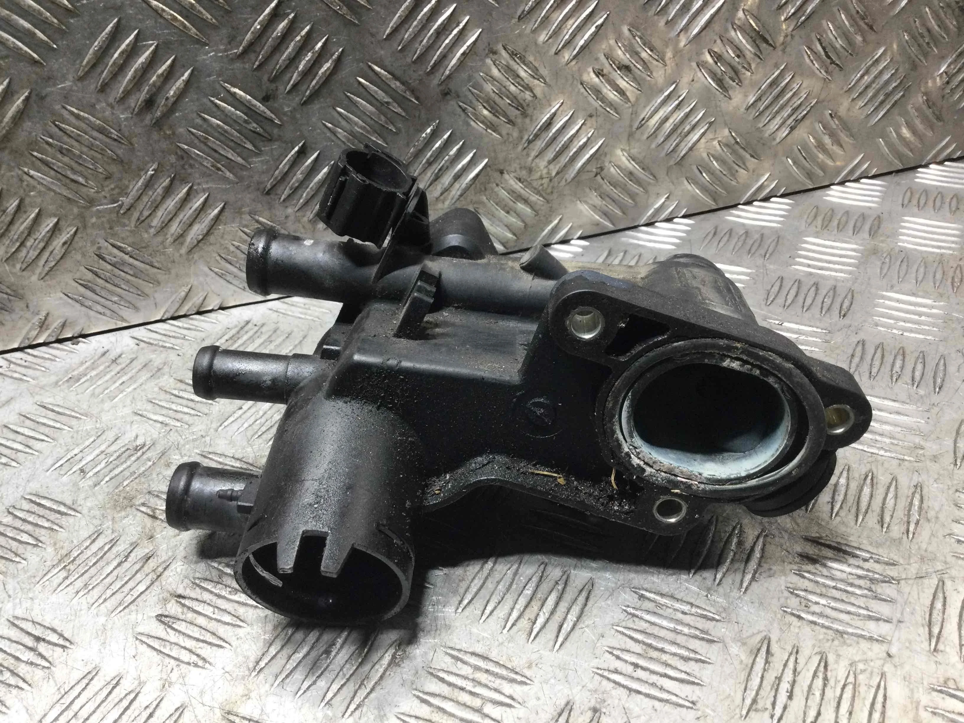 Фланец (тройник) системы охлаждения Volkswagen Golf 4 поколение (1997-2004) бензин 1.4 i Механика Х/б