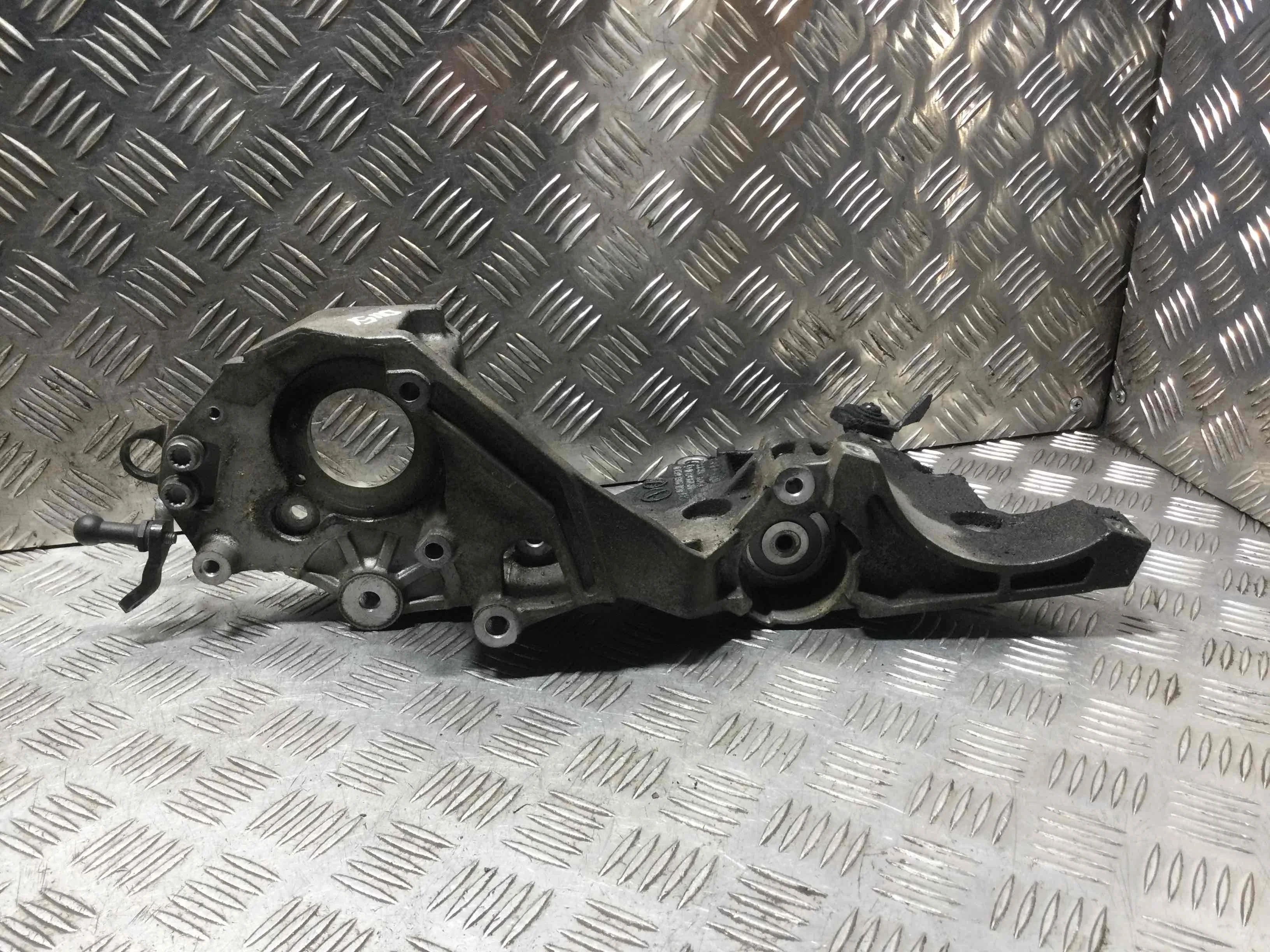 Кронштейн генератора Volkswagen Golf 5 поколение (2004-2009) дизель 2.0 TDI DSG Х/б