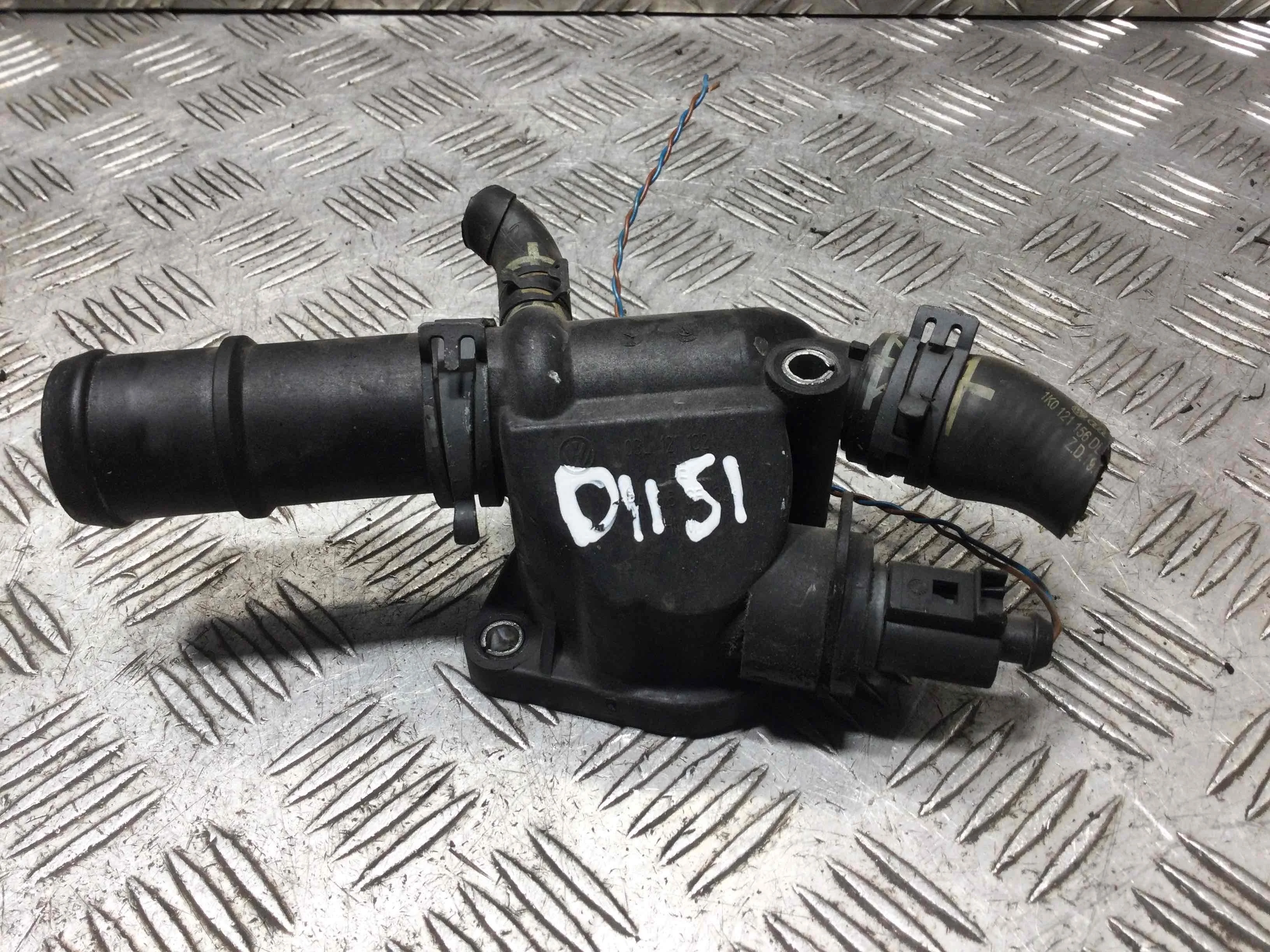 Фланец (тройник) системы охлаждения Volkswagen Golf 5 поколение (2004-2009) дизель 2.0 TDI DSG Х/б