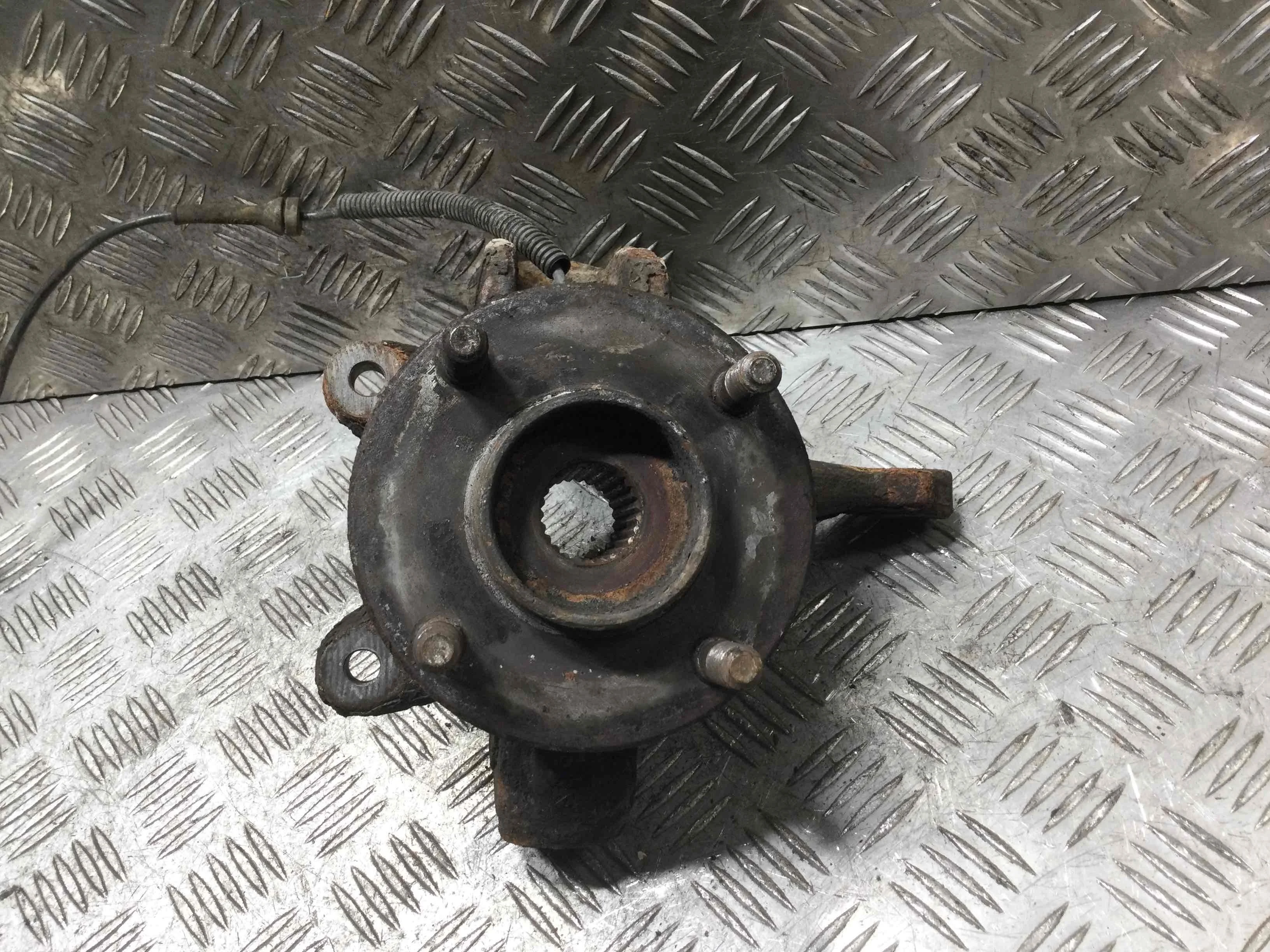 Ступица передняя левая Ford Fiesta 5 поколение (2001-2007) дизель 1.4 TDCi Механика Х/б