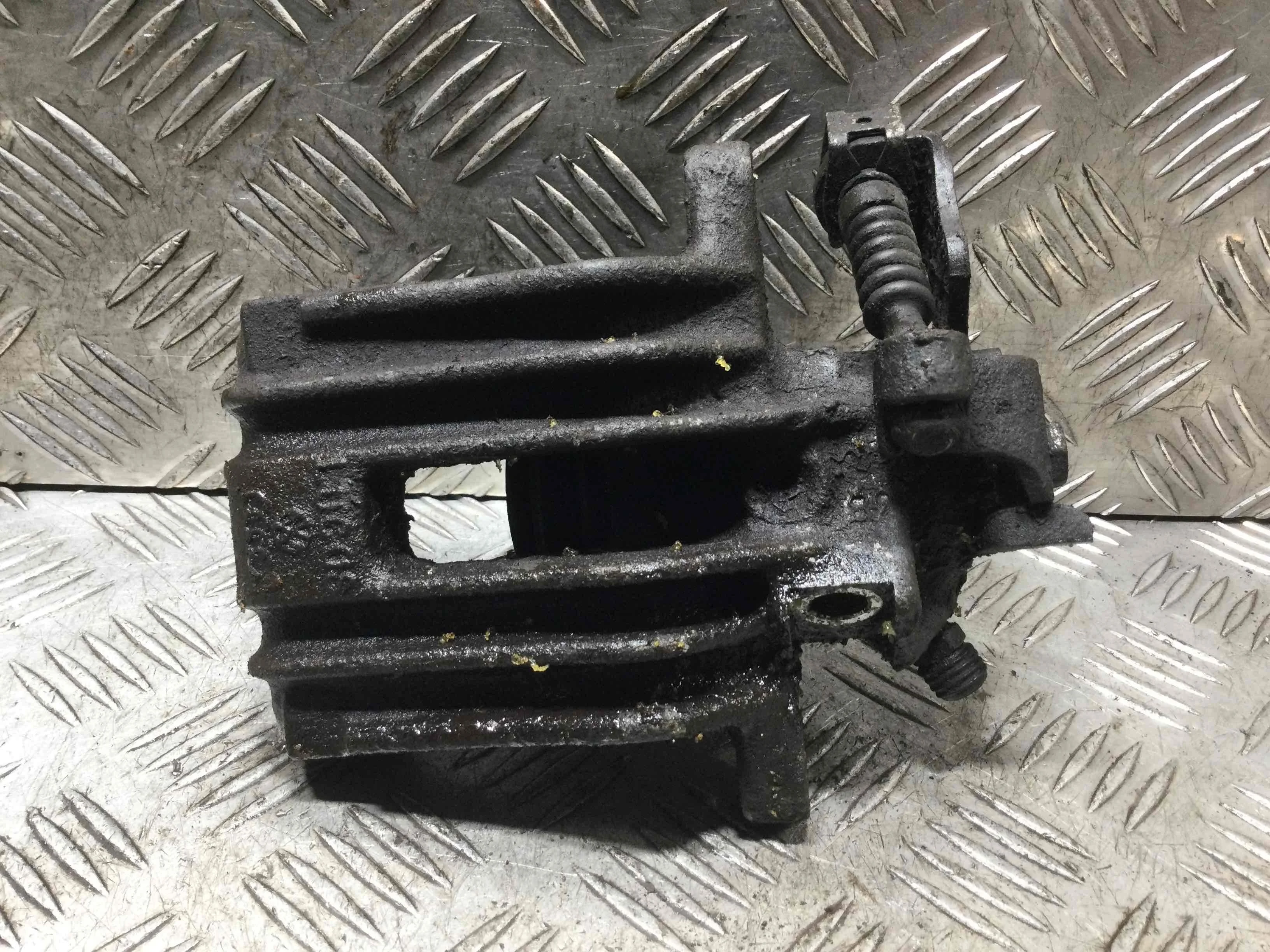 Суппорт задний правый Audi A3 8L (1996-2000) бензин 1.6 i Механика Х/б