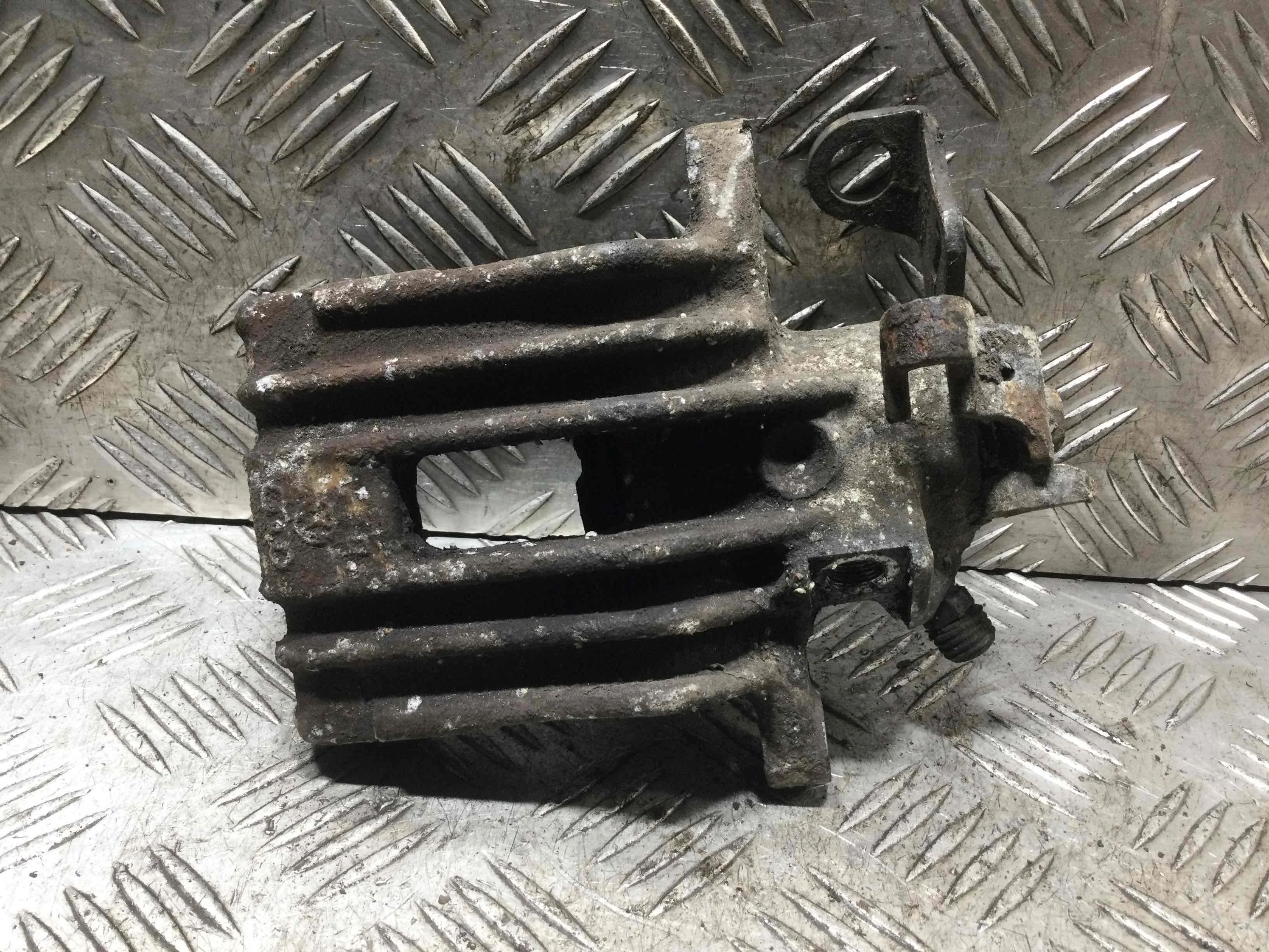 Суппорт задний правый Volkswagen Golf 4 поколение (1997-2004) бензин 1.4 i Механика Х/б