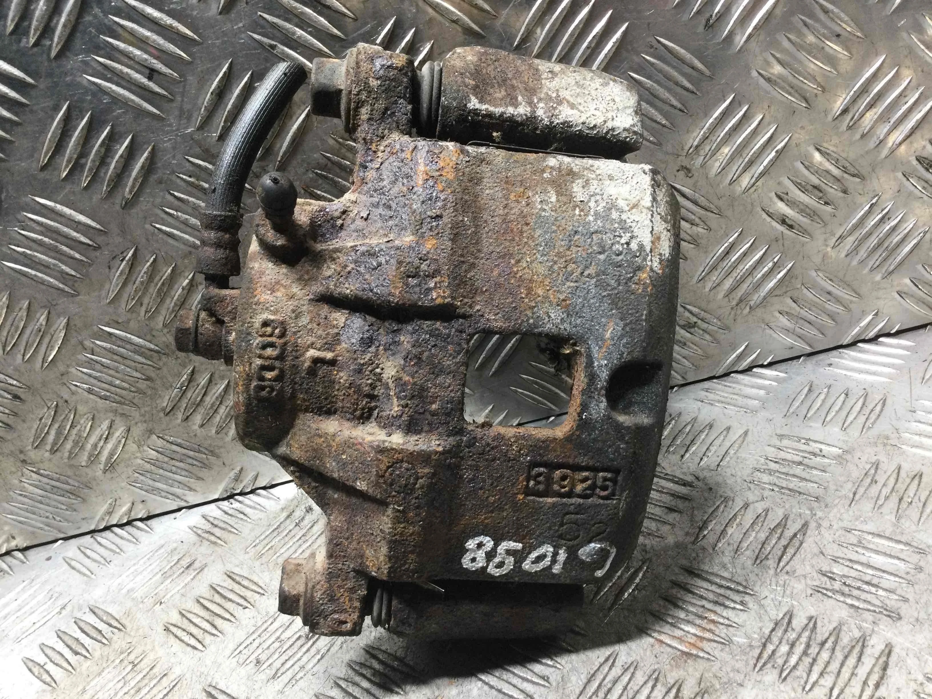 Суппорт передний левый Mitsubishi Galant Galant VII (E5,E7,E8) 1992 - 1998 бензин 1.8 i Механика Лифтбэк