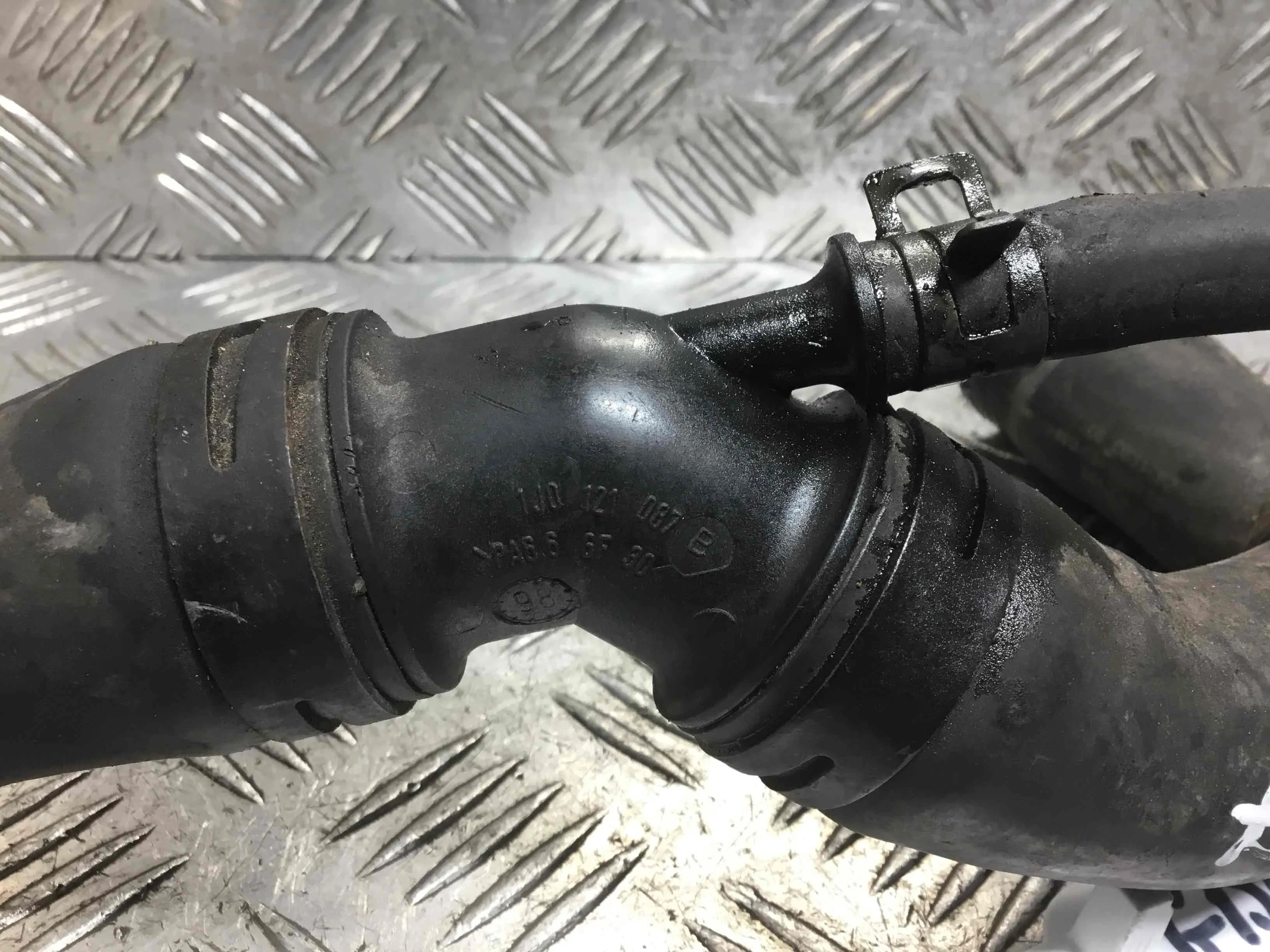 Фланец (тройник) системы охлаждения Volkswagen Golf 4 поколение (1997-2004) бензин 1.4 i Механика Х/б