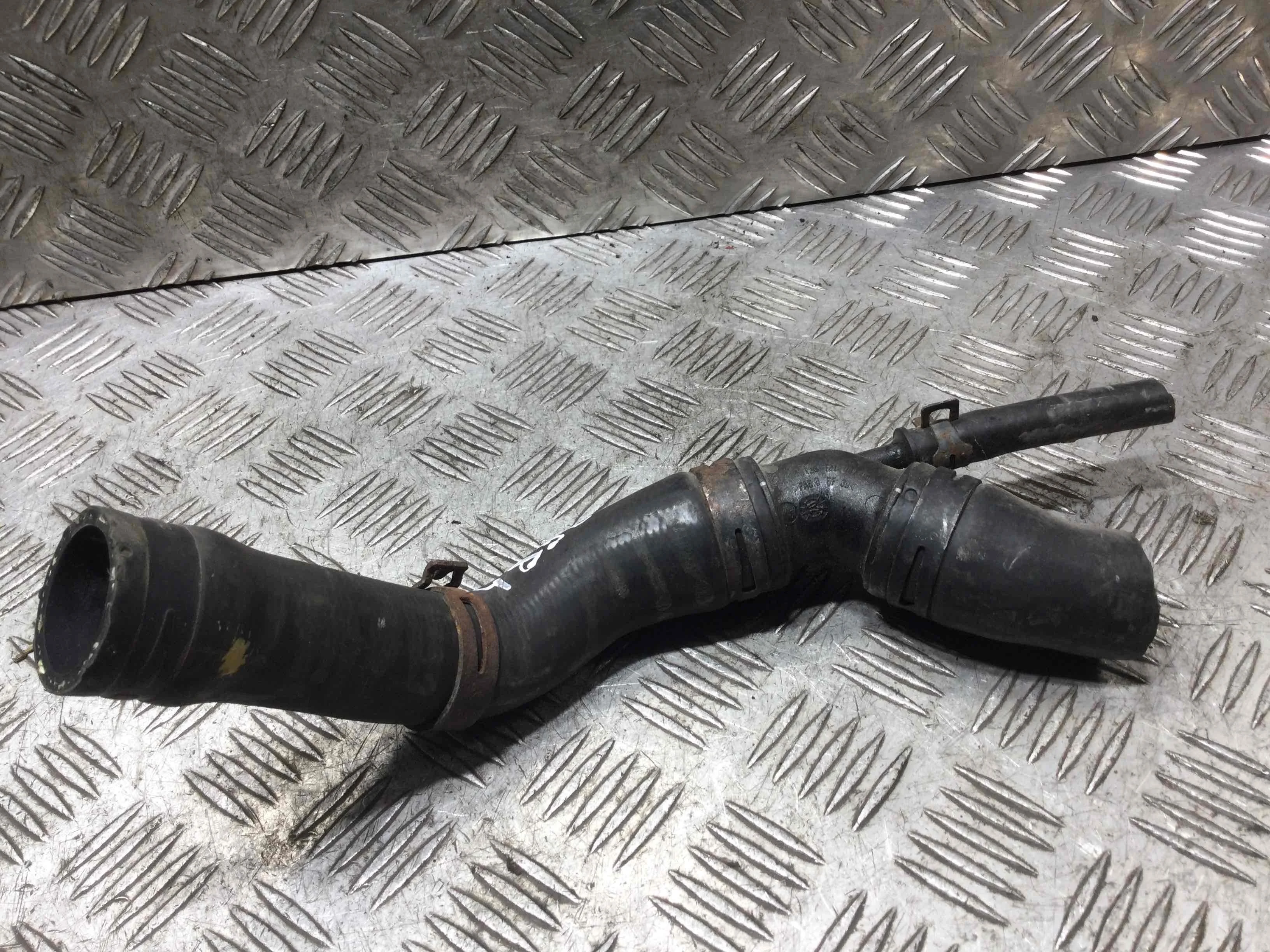 Фланец (тройник) системы охлаждения Volkswagen Golf 4 поколение (1997-2004) дизель 1.9 TDI Механика Х/б