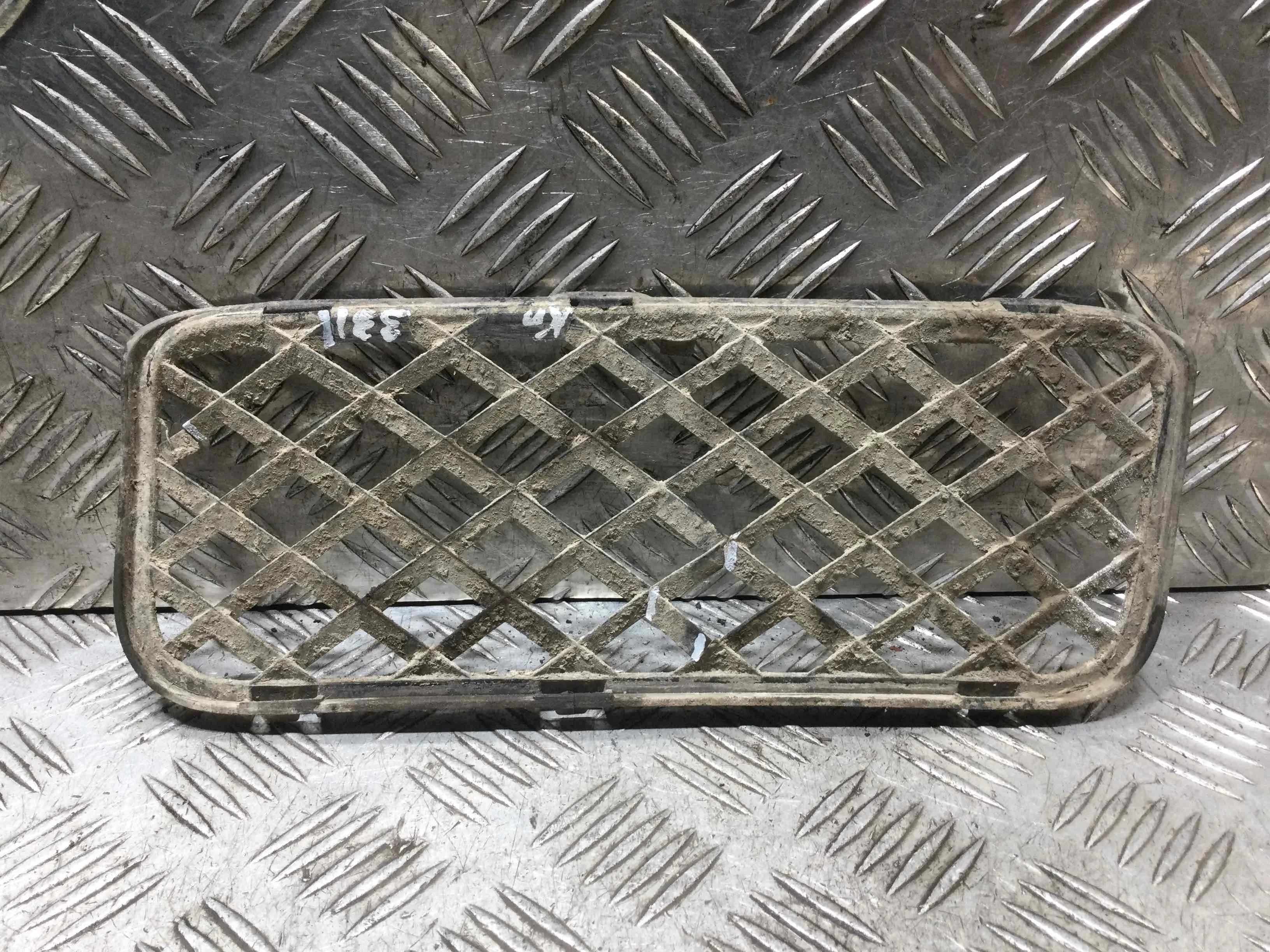 Заглушка (решетка) в бампер передний Volkswagen Touareg 1 поколение 2002-2007 дизель 2.5 TD Автомат Внедорожник