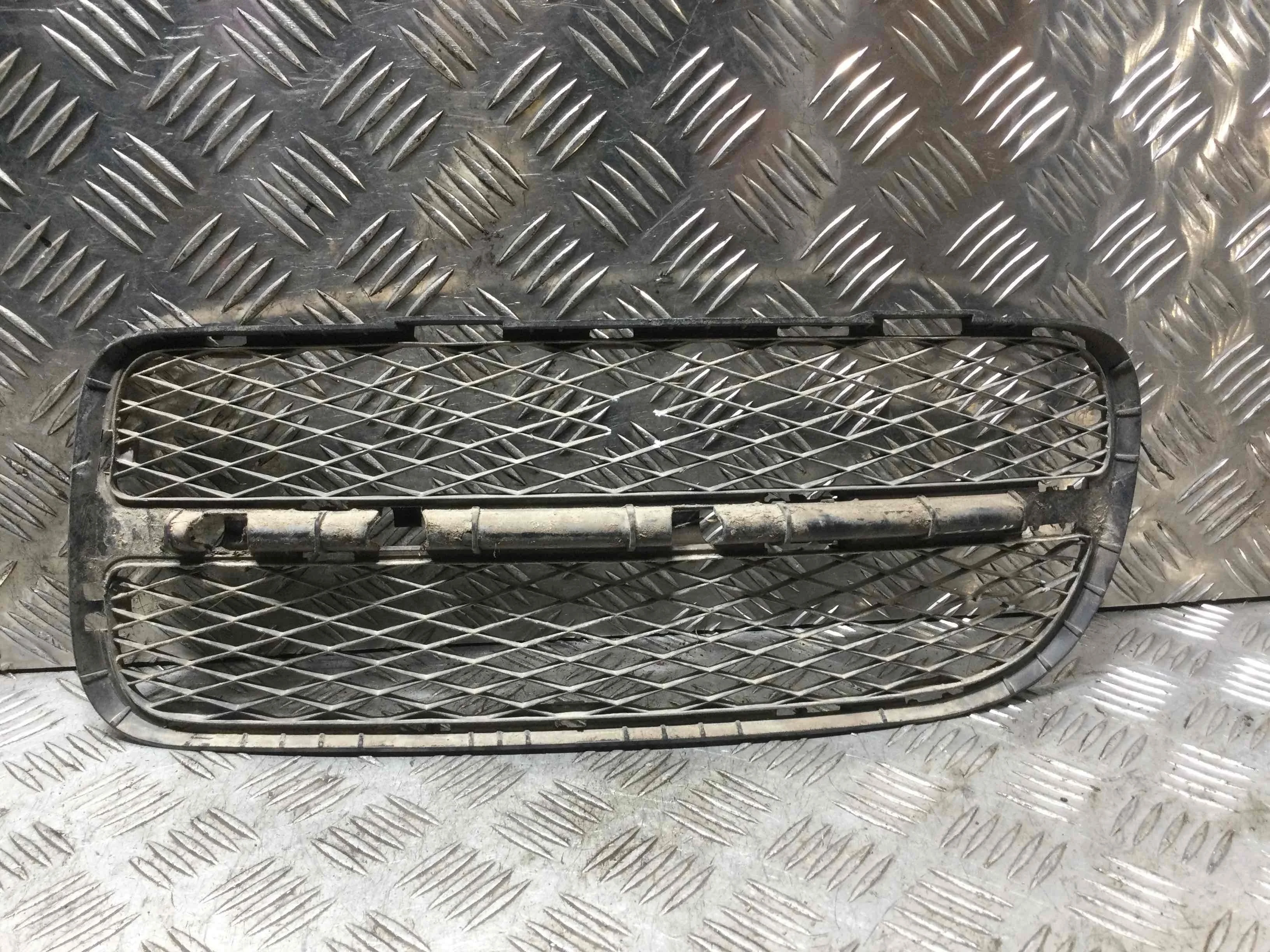 Заглушка (решетка) в бампер передний Volkswagen Touareg 1 поколение 2002-2007 дизель 2.5 TD Автомат Внедорожник