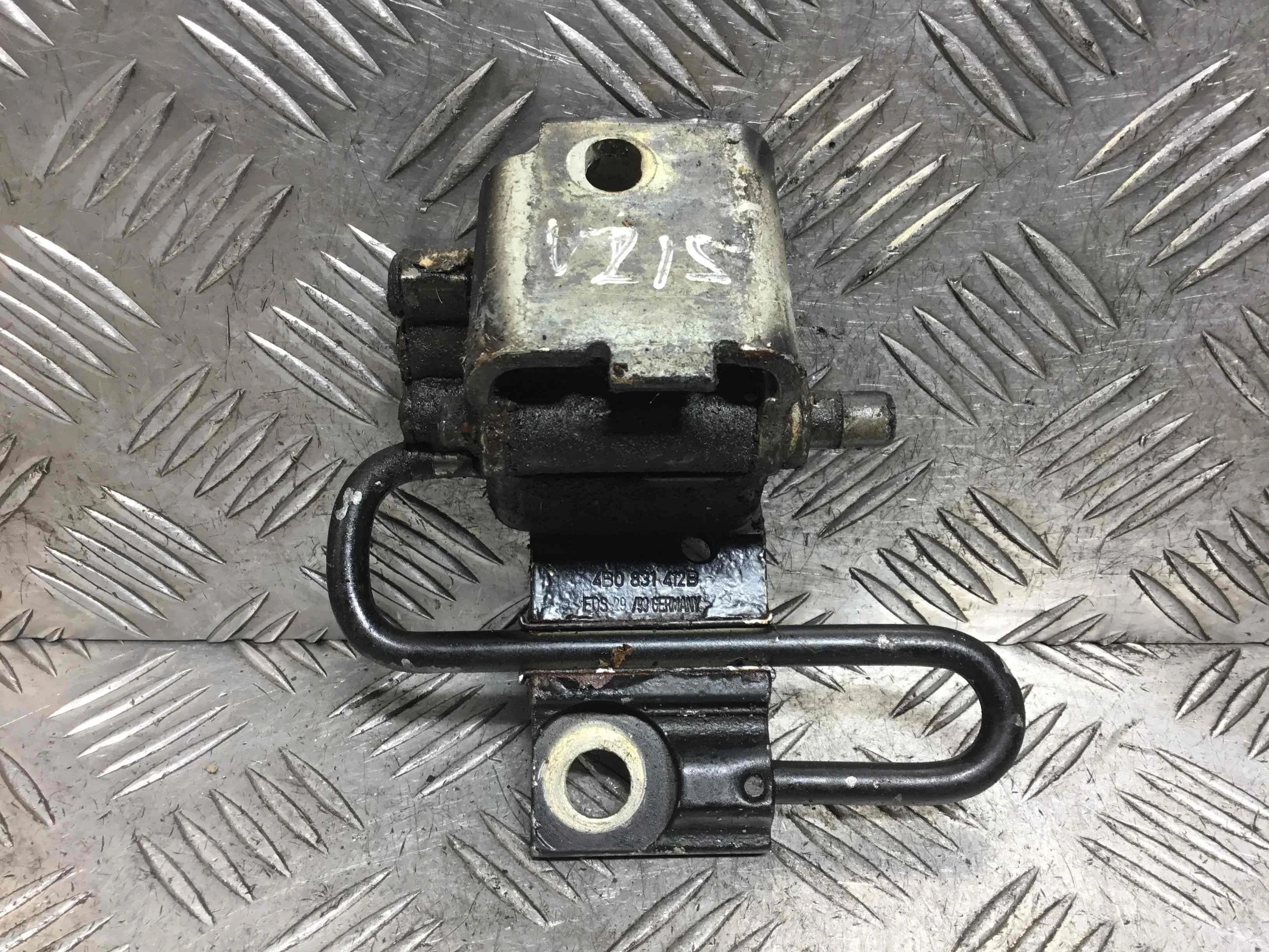 Петля двери Volkswagen Passat B5 (1996-2000) бензин 1.6 i Механика Универсал