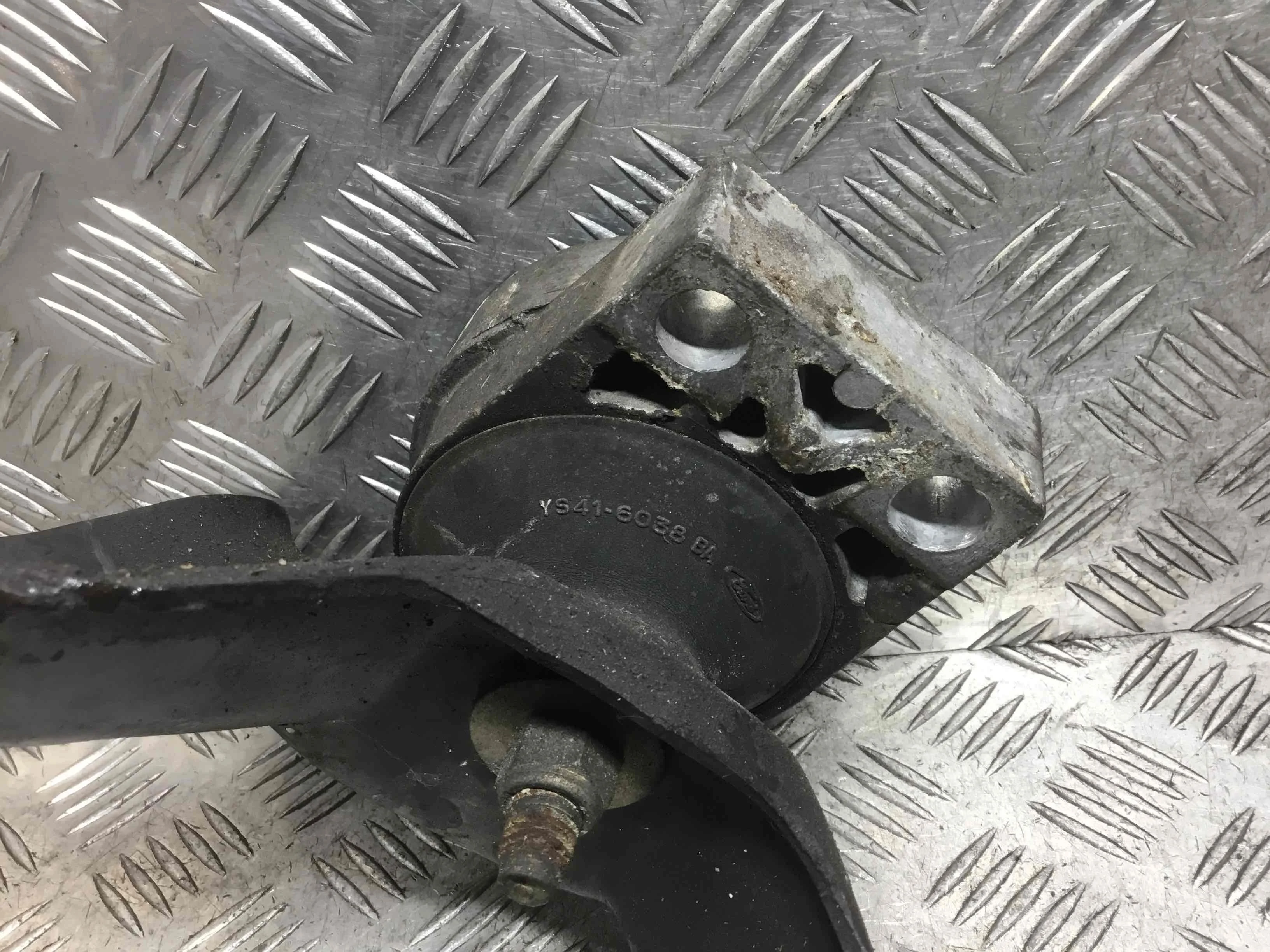 Подушка крепления двигателя Ford Focus 1 поколение [рестайлинг] (2001-2005) бензин 1.8 i Механика Х/б