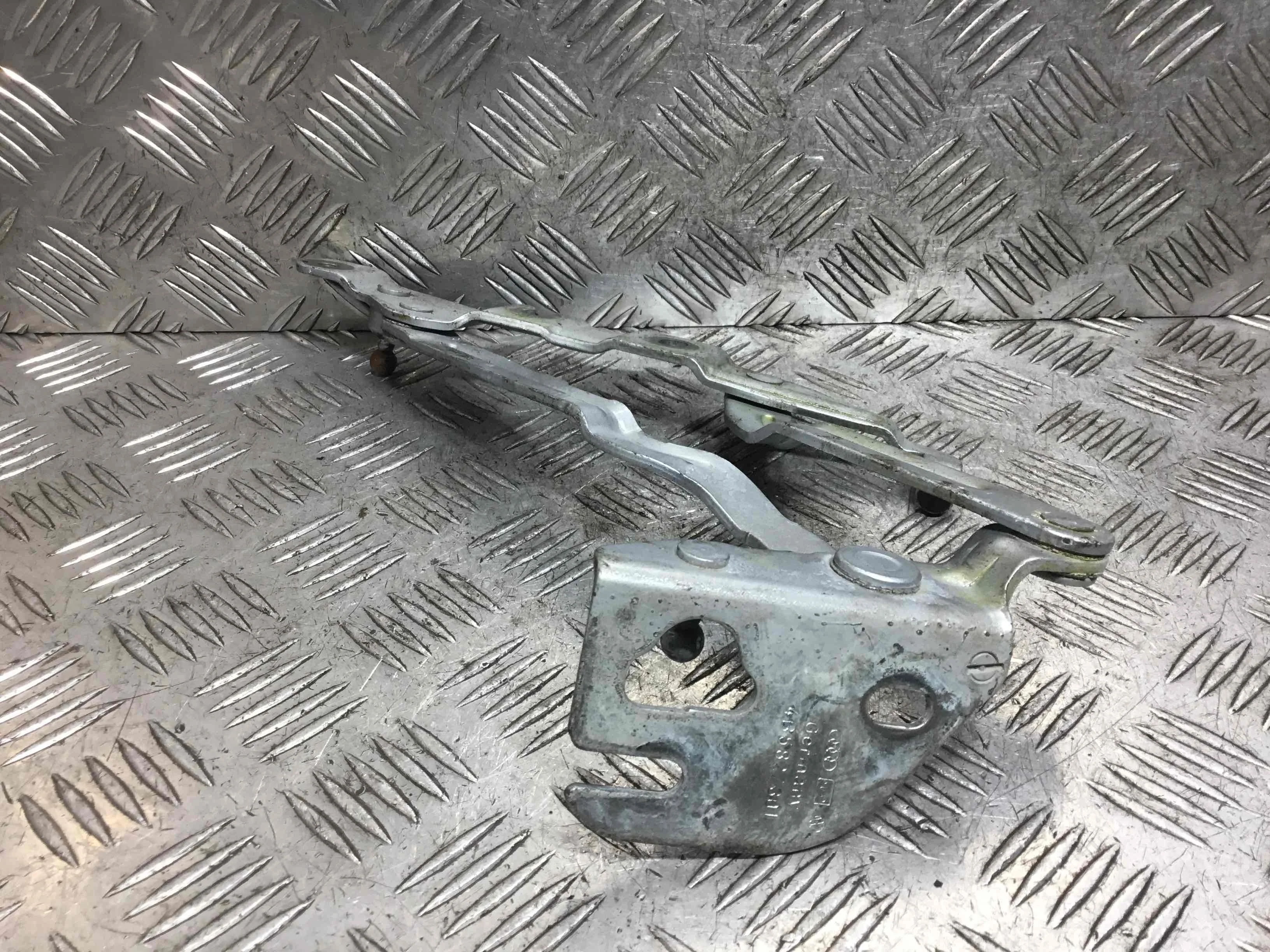 Петля крышки багажника Audi A6 C5/4B (1997-2004) бензин 2.4 i Механика Седан