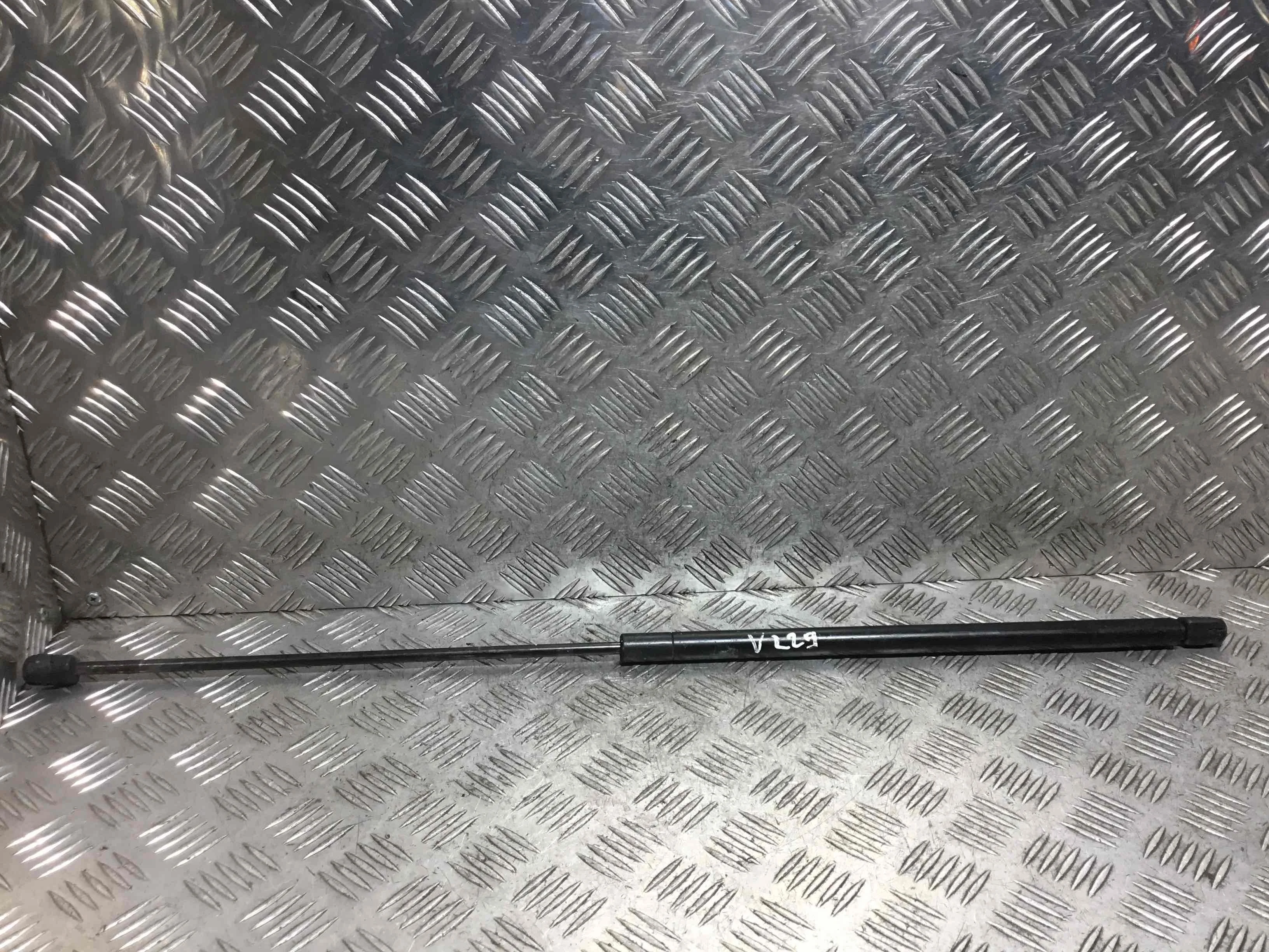 Амортизатор капота Audi A6 C5/4B (1997-2004) дизель 2.5 TDI Автомат Седан