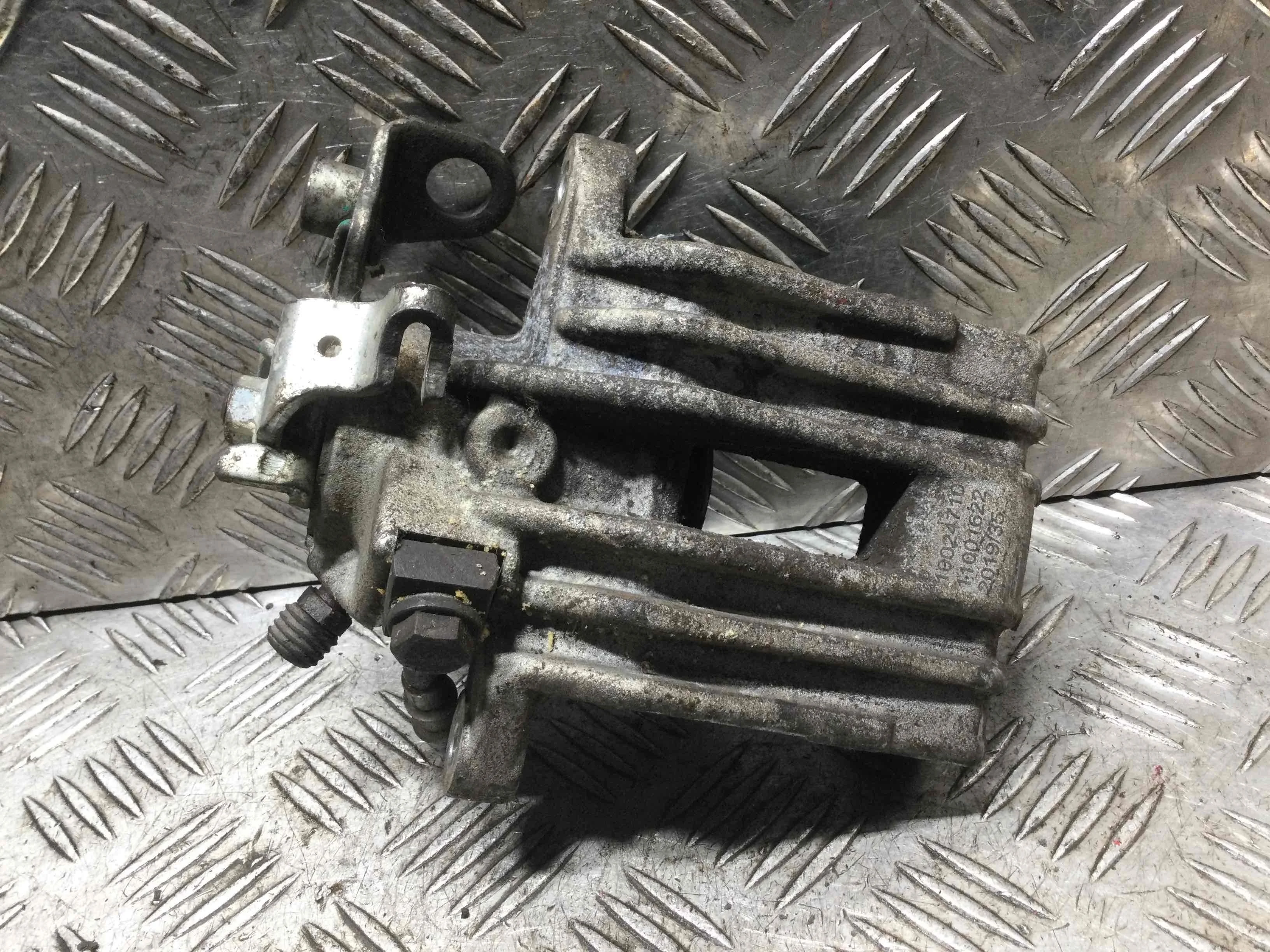 Суппорт задний левый Audi A3 8L (1996-2000) бензин 1.6 i Механика Х/б