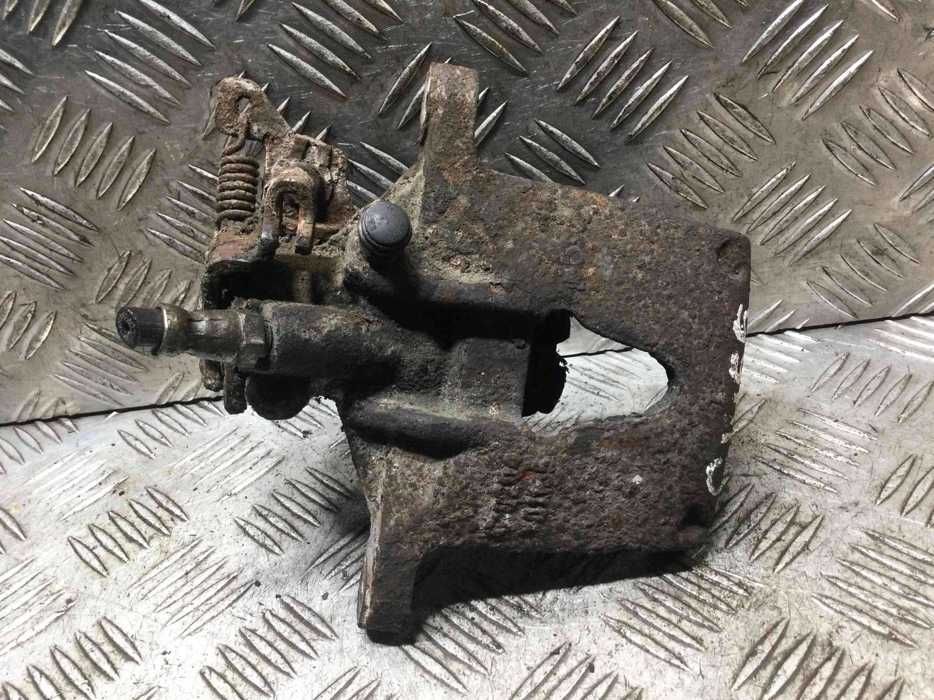 Суппорт задний правый Ford Mondeo Mondeo III 2000 - 2003 бензин 1.8 i Механика Универсал