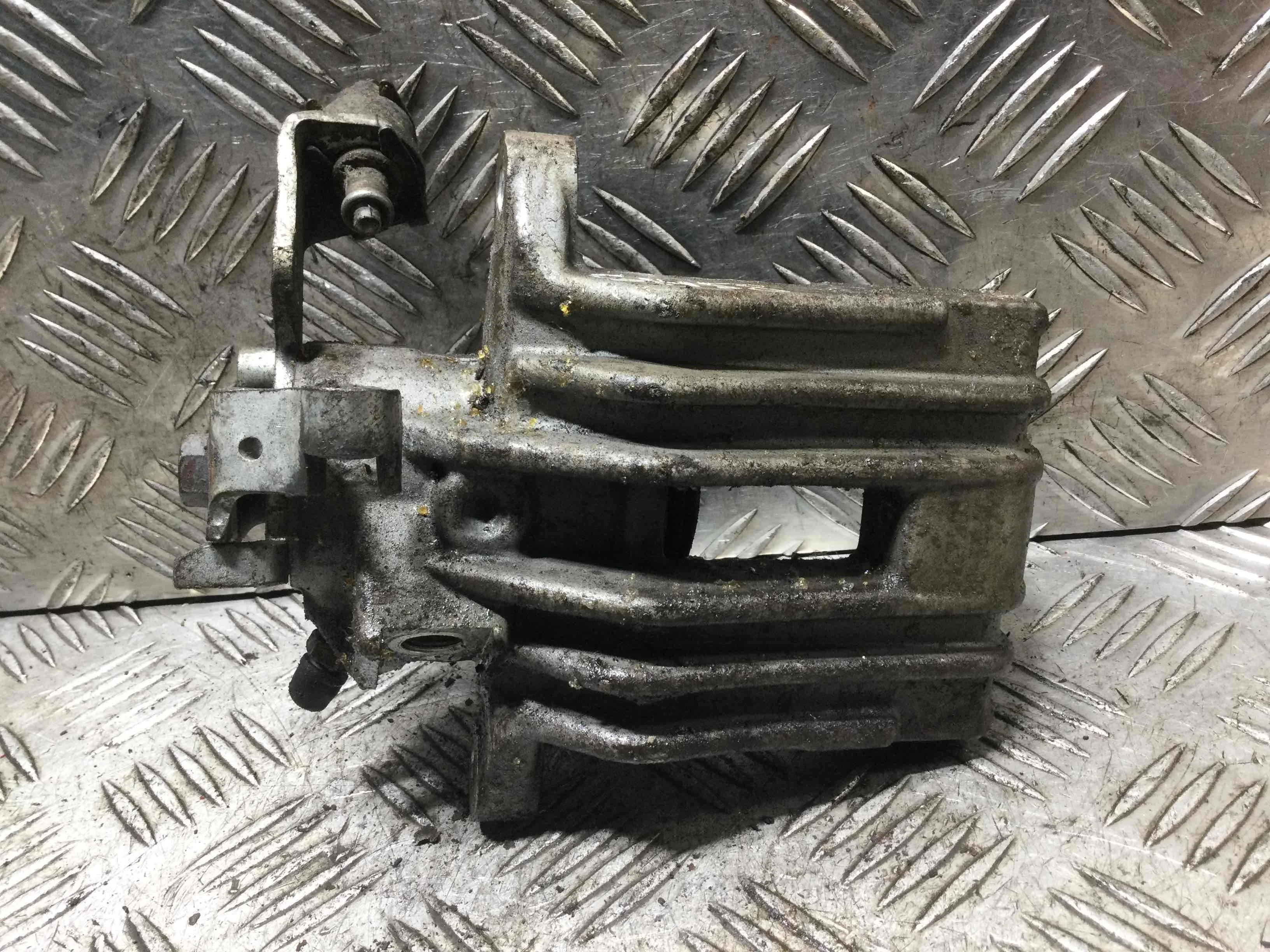 Суппорт задний левый Volkswagen Golf 4 поколение (1997-2004) бензин 1.4 i Механика Х/б