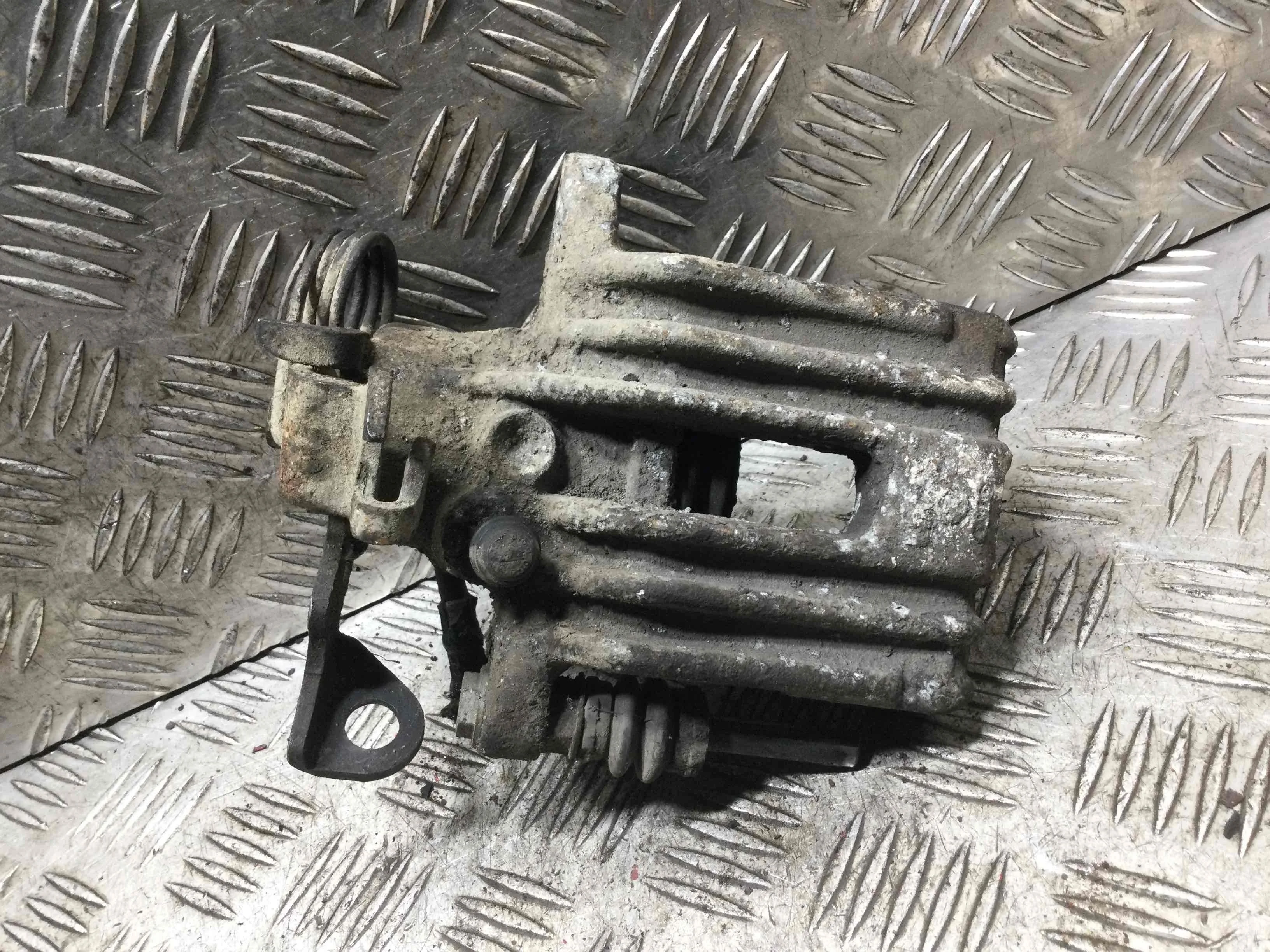 Суппорт задний левый Audi A6 C5/4B (1997-2004) дизель 2.5 TDI Механика Универсал