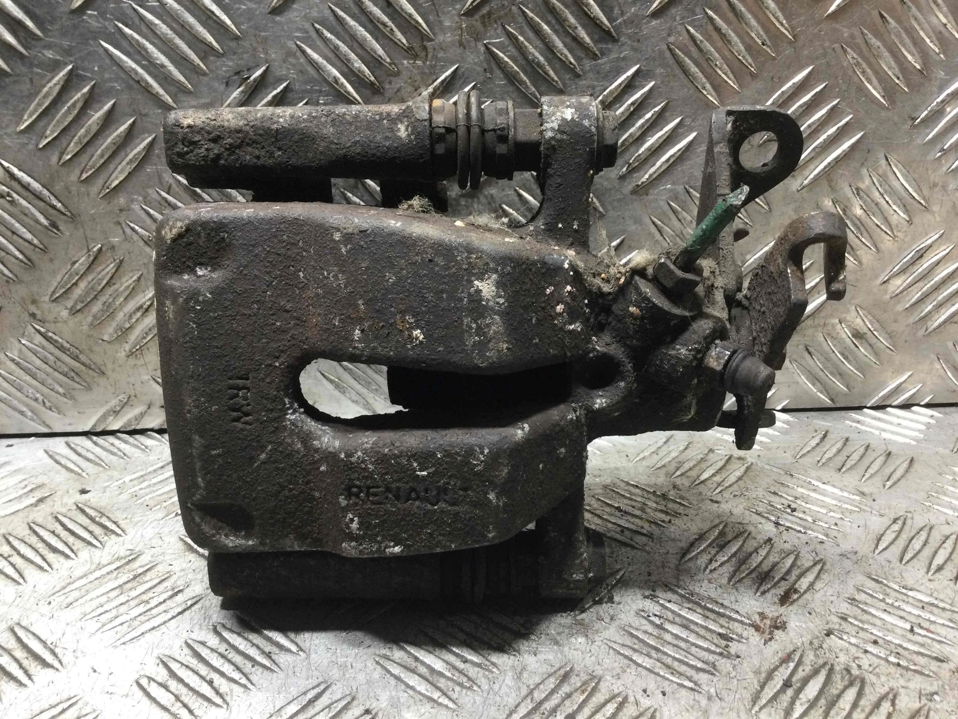 Суппорт задний левый Renault Megane 2 поколение (2002-2006) дизель 1.5 DCI Механика Х/б