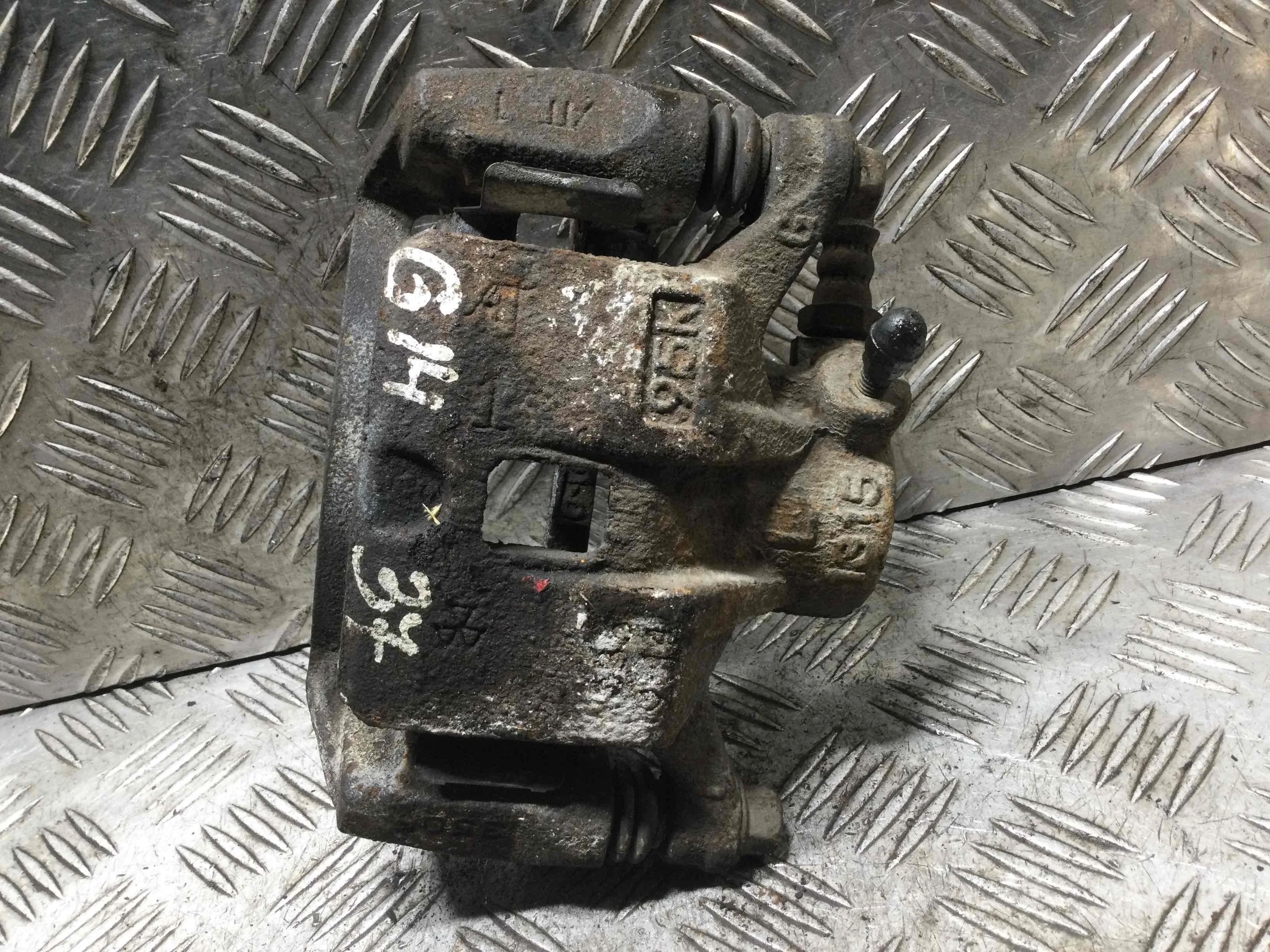 Суппорт передний левый Mitsubishi Space Runner 1 поколение [рестайлинг] (1995-1999) бензин 2.0 i Механика Минивэн