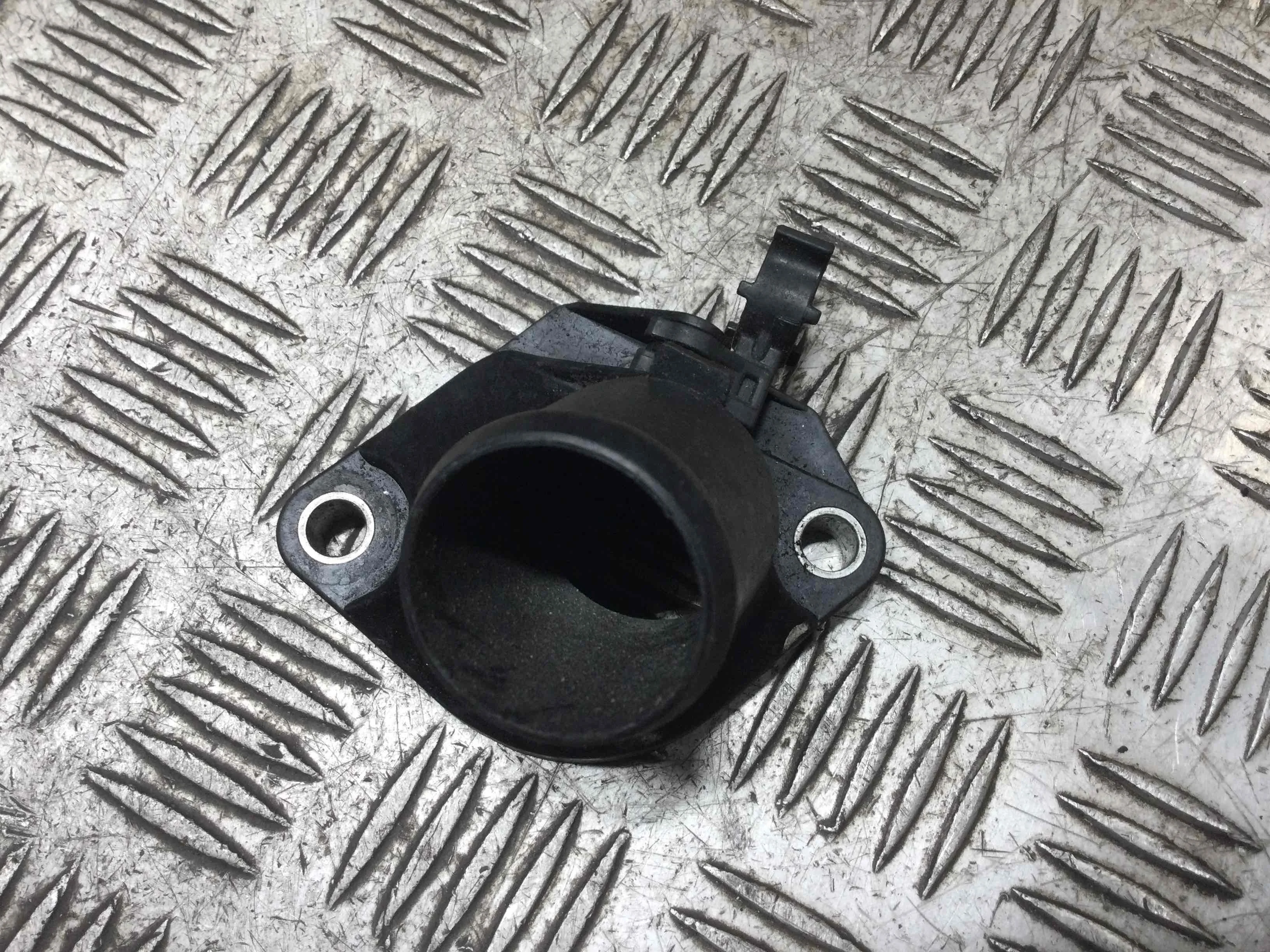 Фланец (тройник) системы охлаждения Nissan Juke 1 поколение 2010 - 2014 бензин 1.6 i Механика Х/б