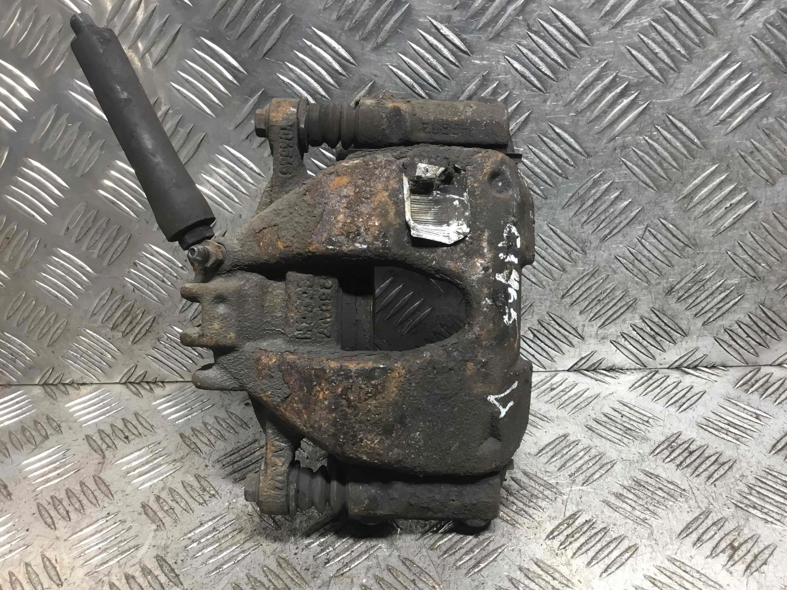 Суппорт передний левый Peugeot 308 T7 (2007-2011) дизель 1.6 HDi Механика Х/б