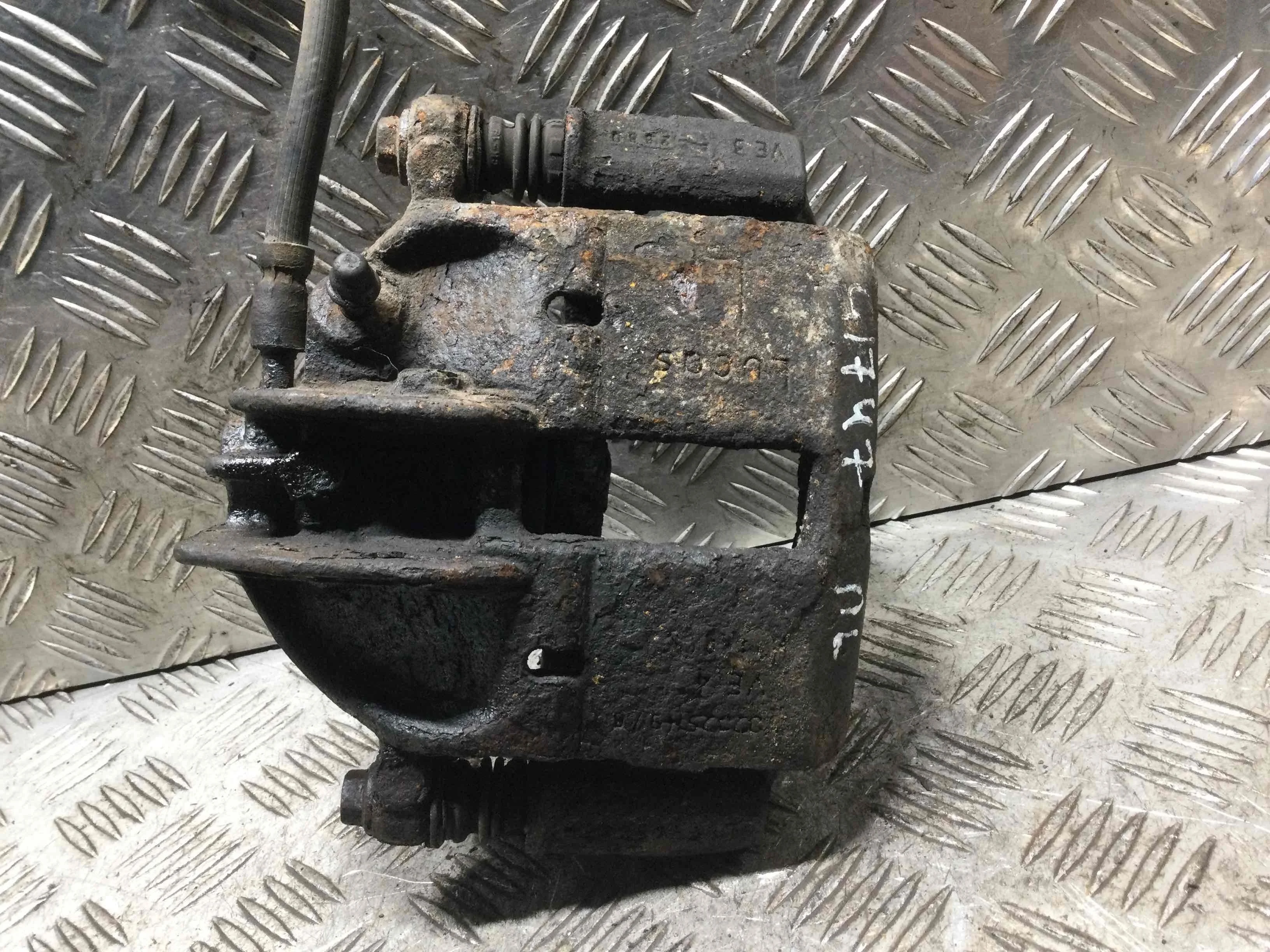 Суппорт передний левый Mitsubishi Space Star 1 поколение (1998-2002) дизель 1.9 D Механика Минивэн