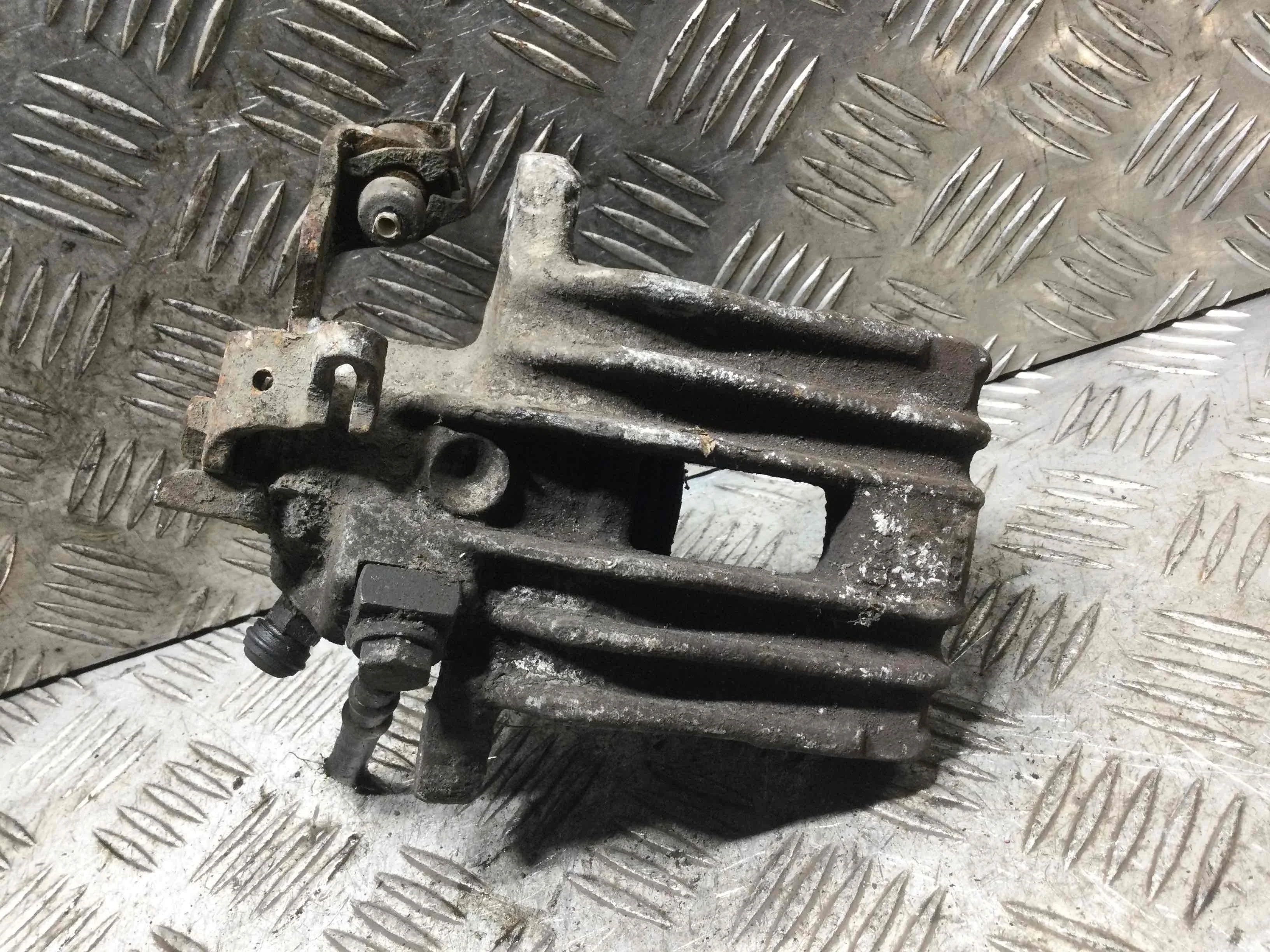 Суппорт задний левый Audi A3 8L (1996-2000) бензин 1.6 i Механика Х/б