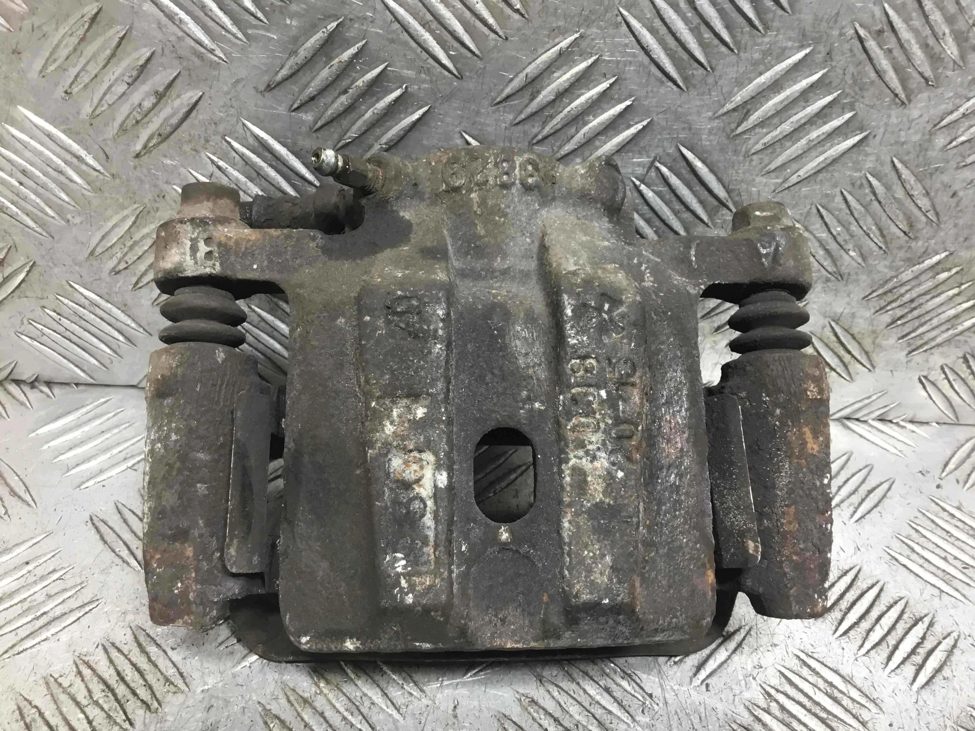 Суппорт передний правый Mitsubishi Space Wagon 3 поколение (1999-2004) бензин 2.0 i Механика Минивэн