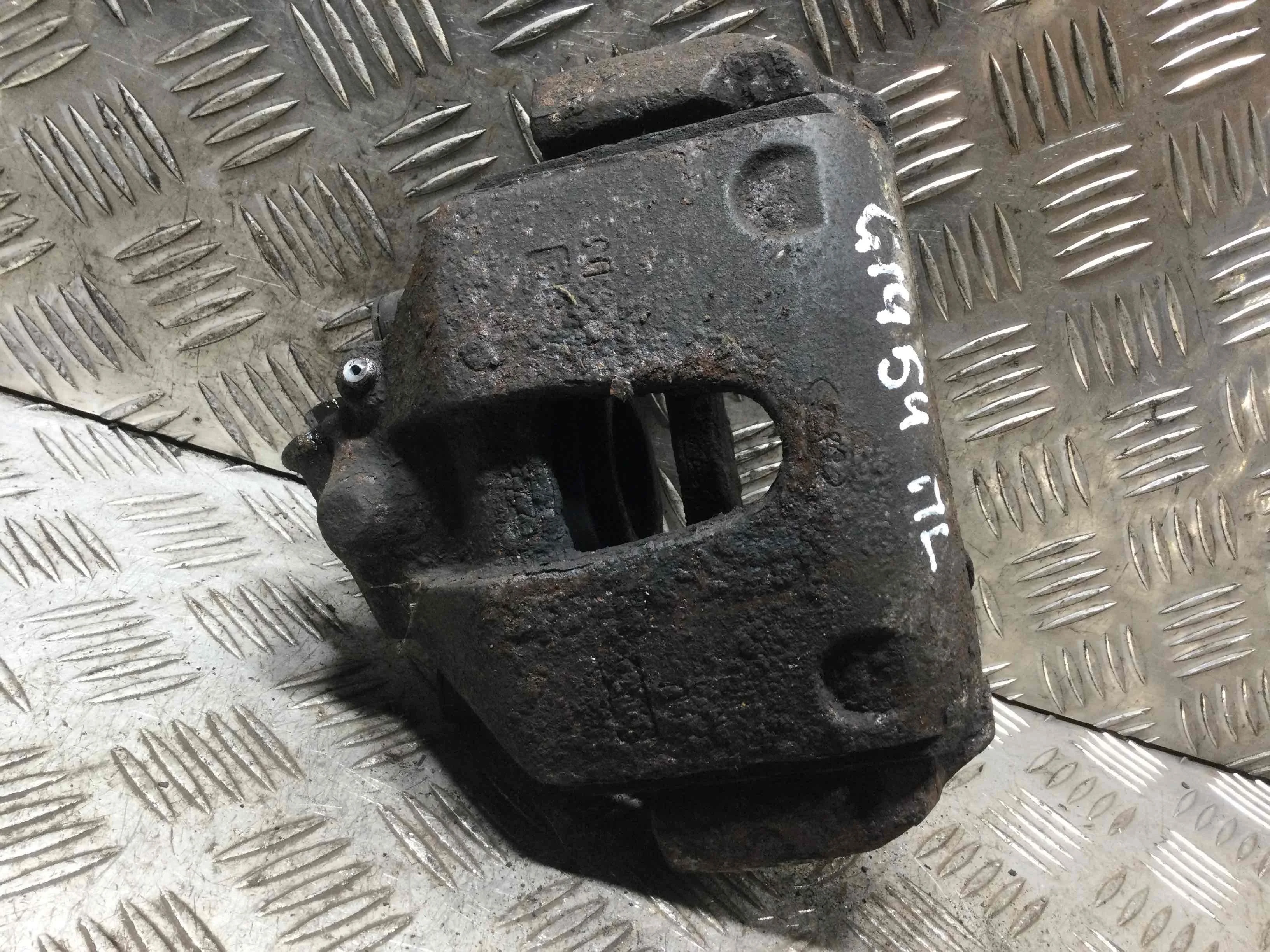 Суппорт передний левый Ford Transit Connect 1 поколение (2002-2009) дизель 1.8 TDCi Механика Фургон