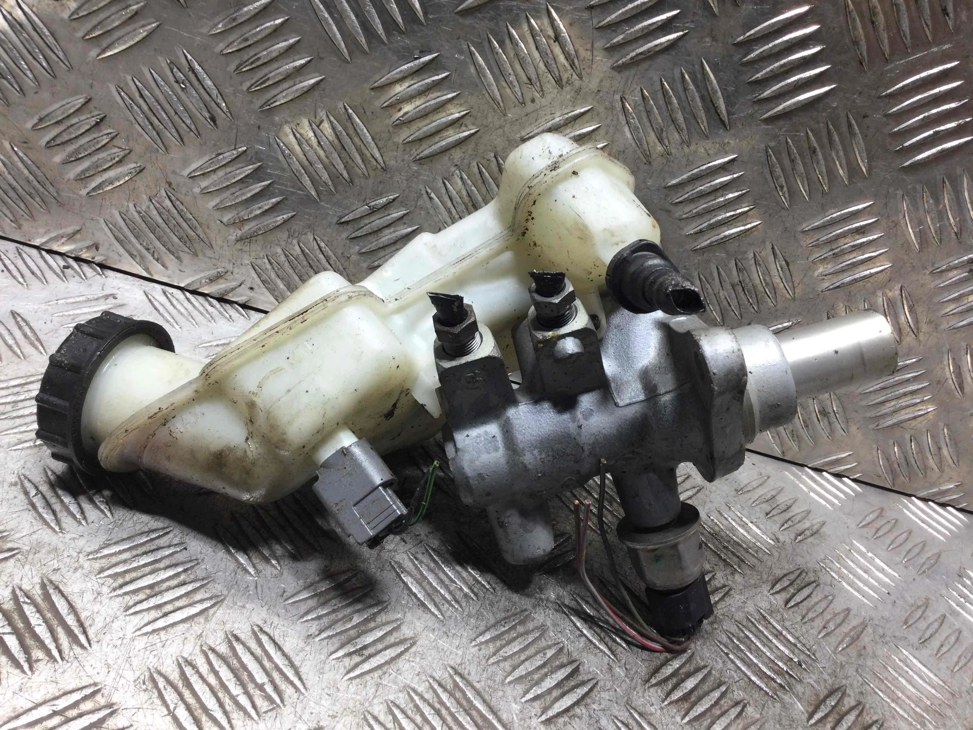 Цилиндр тормозной главный Mazda 2 1 поколение (2003-2005) бензин 1.2 i Механика Х/б