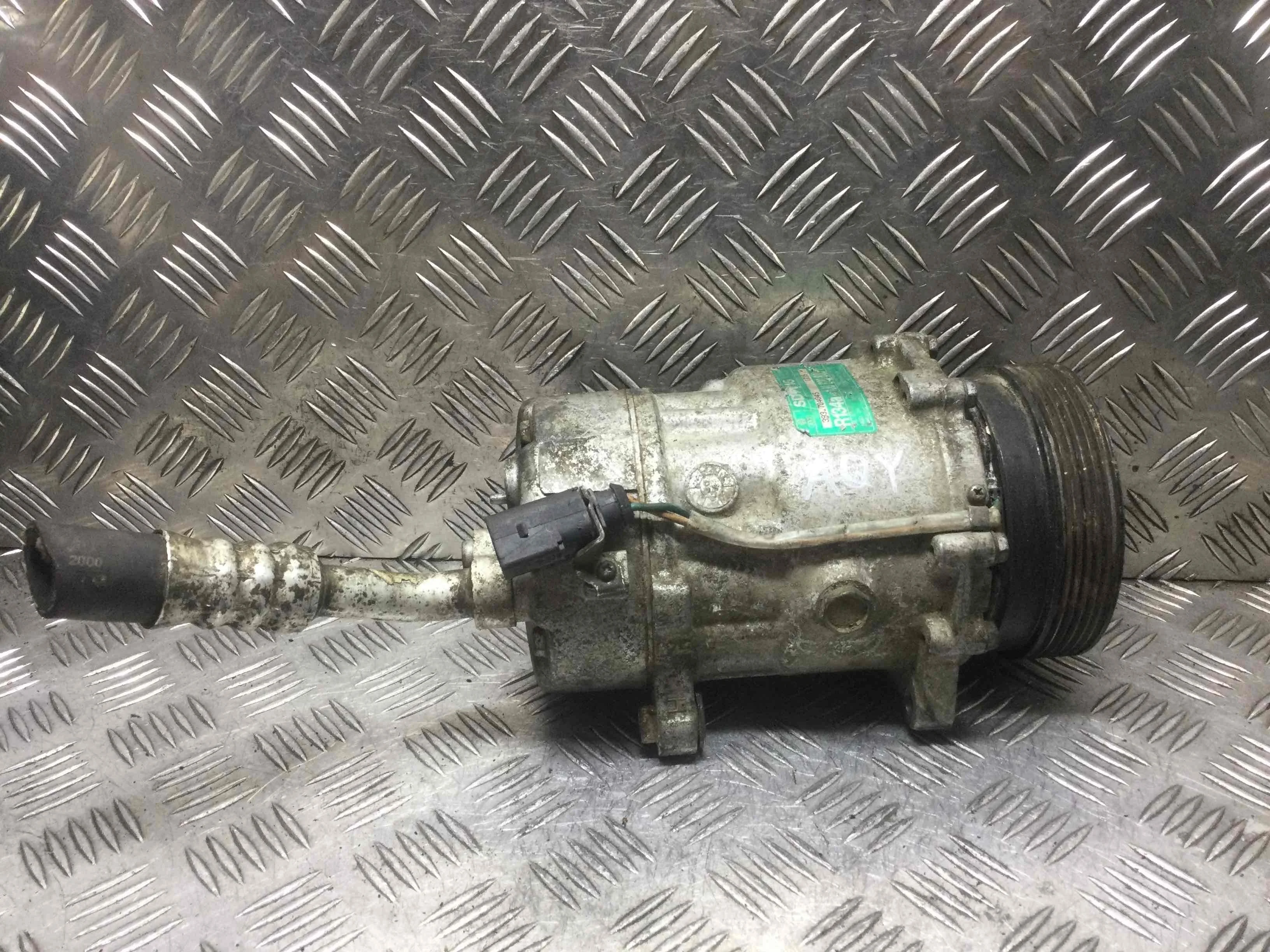 Компрессор кондиционера Volkswagen Golf 4 поколение (1997-2004) бензин 2.0  Механика Х/б