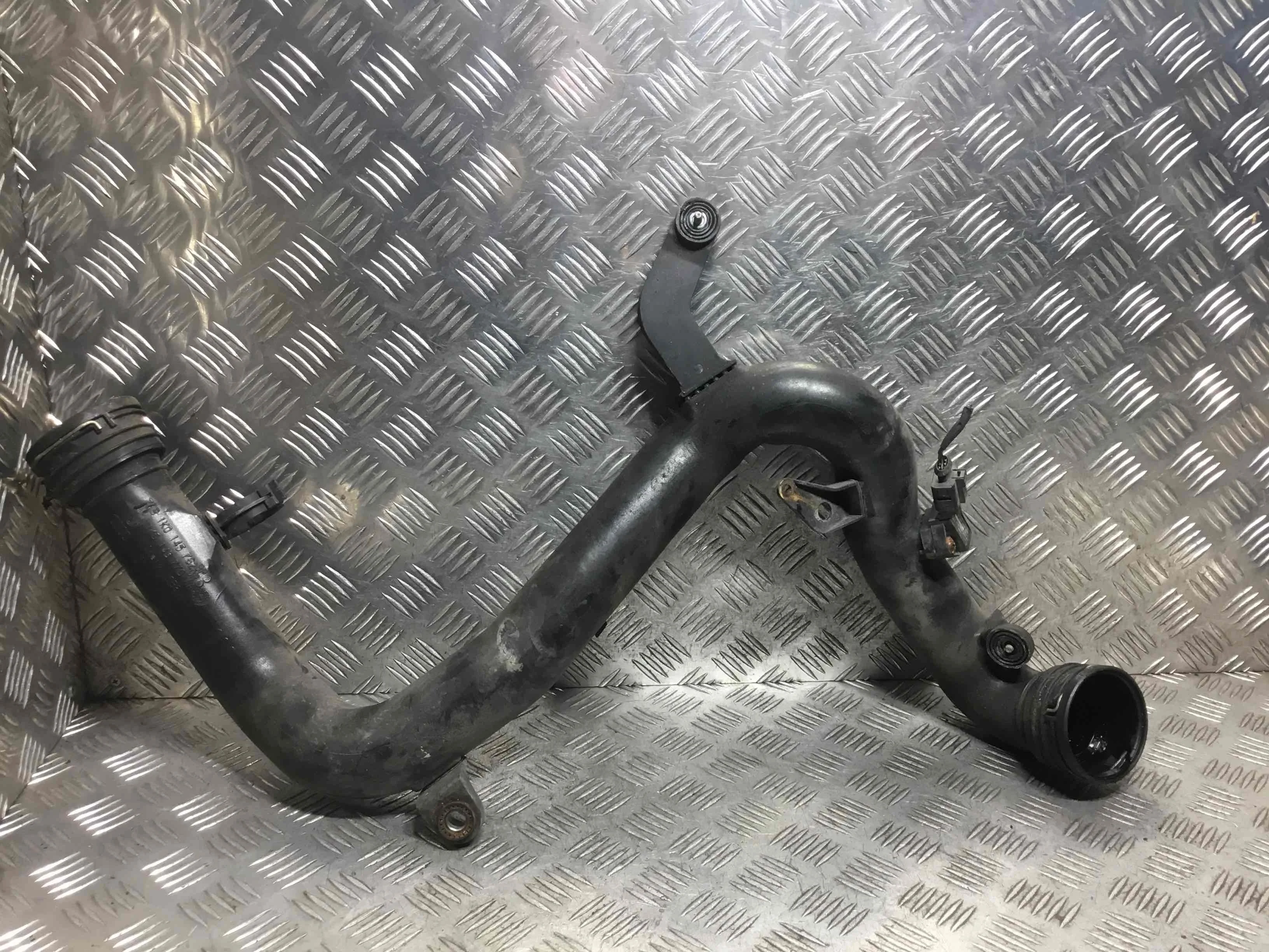 Патрубок интеркулера Volkswagen Passat B6 (2005-2010) дизель 1.9 TDI Механика Универсал