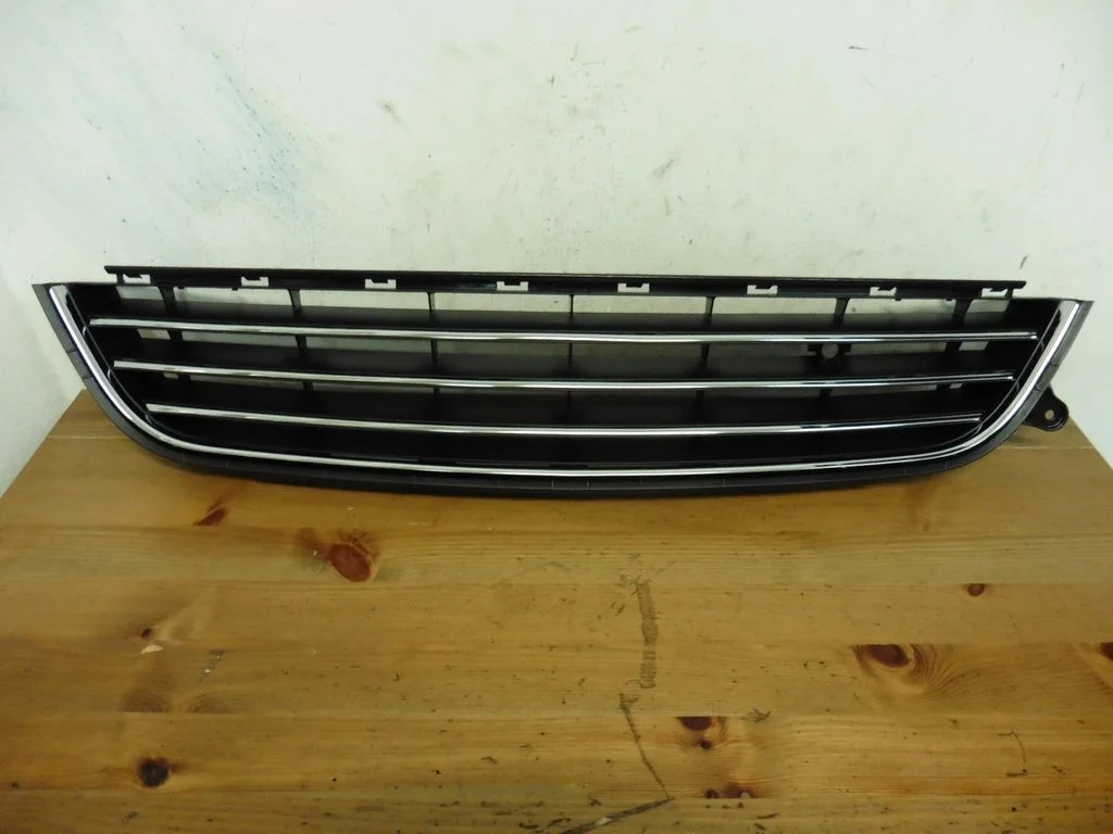 Решетка в бампер центр новая GM Опель Зафира Б 08-