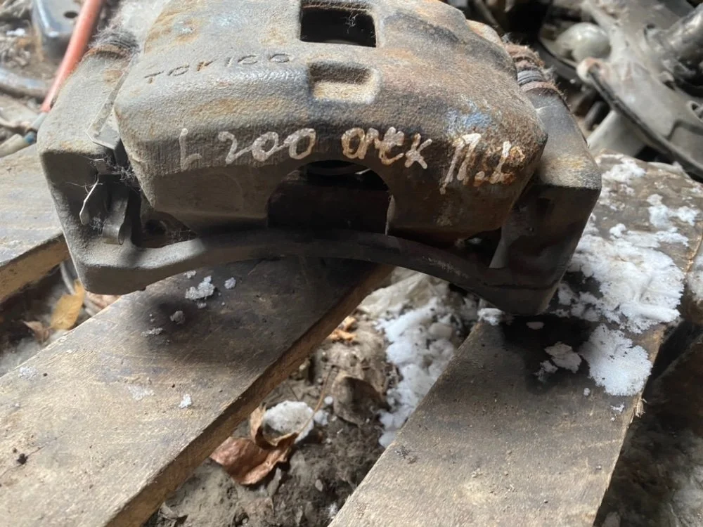 Суппорт Mitsubishi L200 4605A201 KB4T 4D56, передний левый