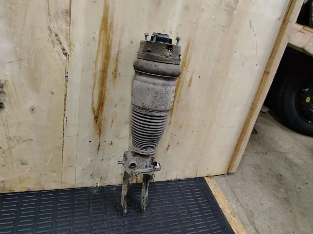 Амортизатор подвески Volkswagen Touareg 2004 7L6413031R GP AXQ, передний левый