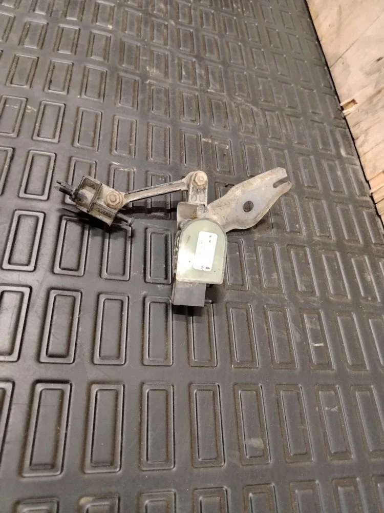 Датчик дорожного просвета Volkswagen Touareg 2004 7L0616213 GP AXQ, передний левый